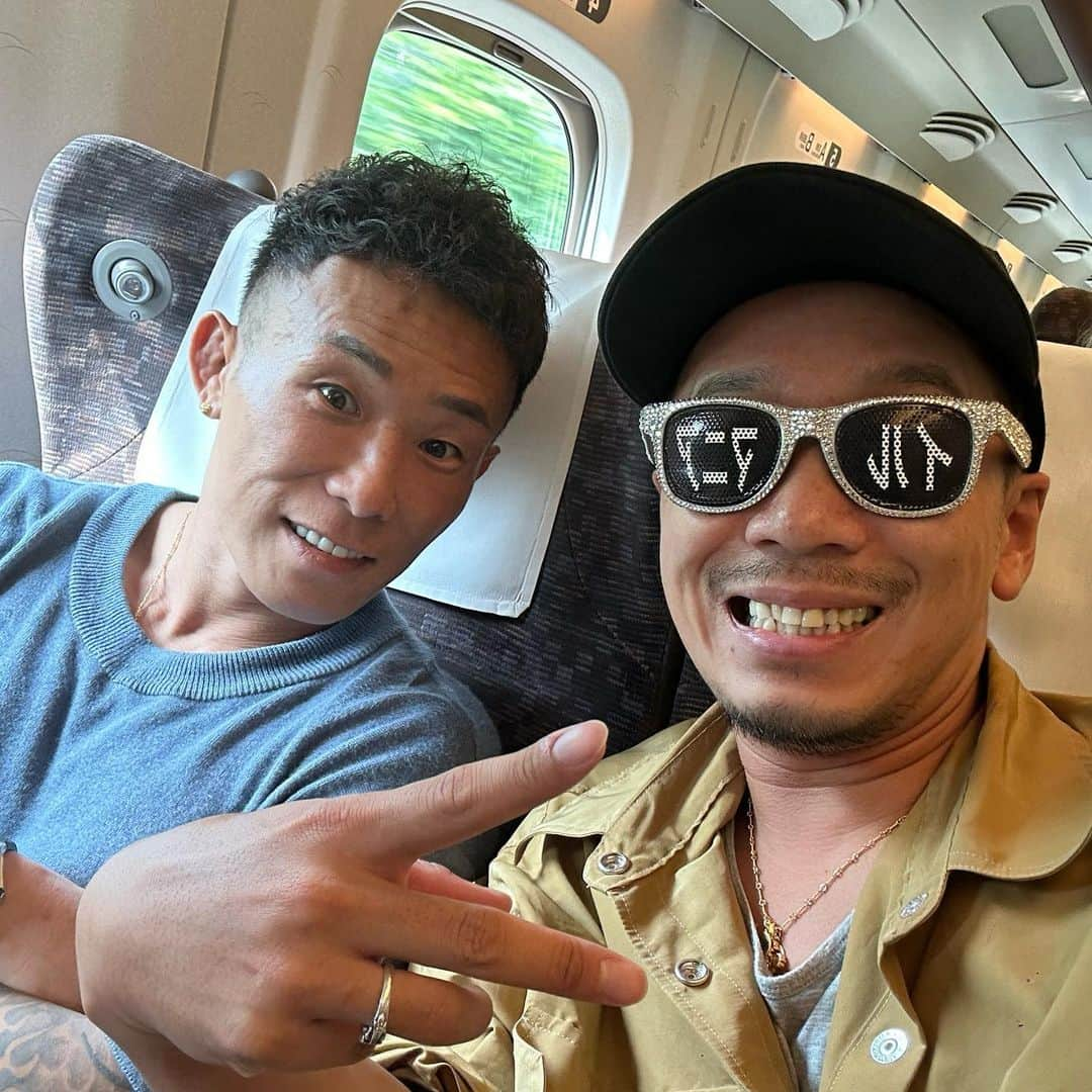 イルマニアさんのインスタグラム写真 - (イルマニアInstagram)「先日、福島から帰ってる途中に品川駅で関谷さんにバッタリ‼️ 同じ新幹線だったので、隣おいで‼️ ってアイスコーヒー買ってグリーン車を用意してくれるめちゃめちゃかっこいい事してもらってビジネスや未来のビジョンや色んな裏話教えていただいて濃すぎる時間でした🚄☕️ かっこいい漢‼️ってこういう人を言うんだなぁって実感🥺 今日のブレイキングダウンの試合応援してます🔥 頑張ってください🥊🔥  #イルマニア#mcma#breakingdown#breakingdown9#関谷勇次郎#ブレイキングダウン」8月26日 12時12分 - mcma0821