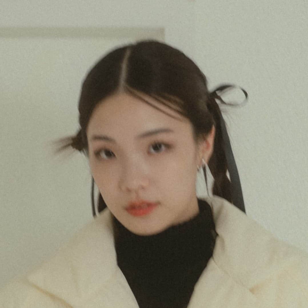 Vannie Officialのインスタグラム：「23 A/W Collection .  ︎︎ batting volume jacket coat ivory / black ¥8,030(tax in)  ︎︎ #vannie_u #ヴァニーユー」