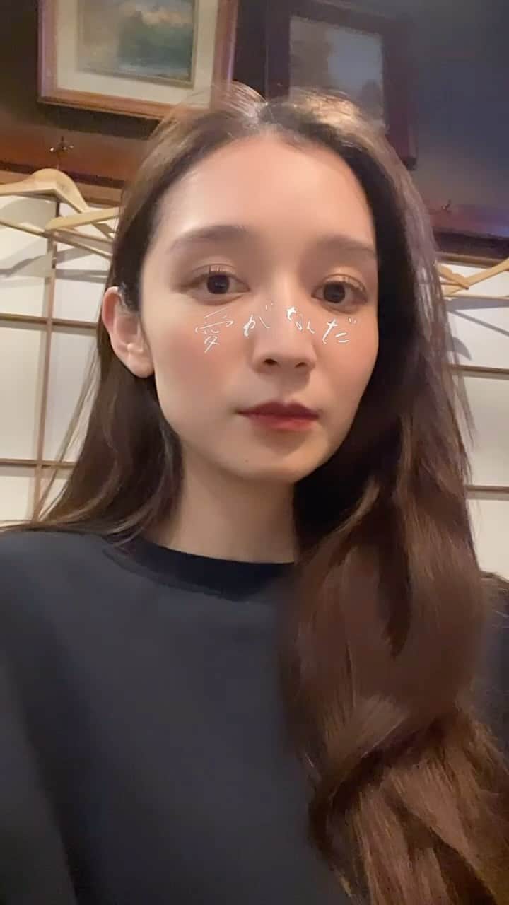 のインスタグラム：「🐻‍❄️🍶、  〜愛がなんだ〜  親子でやってるような古くからのげきしぶ居酒屋で ひとり呑みしてるアタシのご様子。🌝 仕事終わりすっぴんでフィルターつけたりしちゃってナ🫣  こう見えてげきしぶ〜いのめっちゃすき、 これがオオニシユリコ。🐨  #onishiyuriko #ひとり呑み #reels」