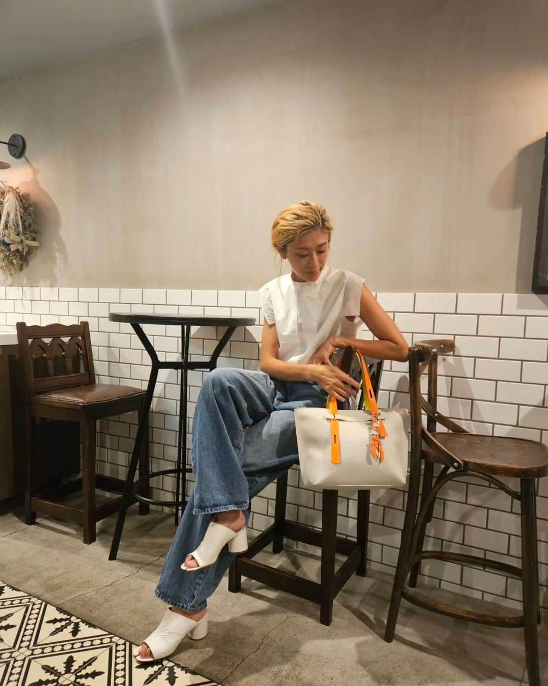 のインスタグラム：「@furla の新しいバッグ🎵 カスタマイズ出来るの気分に合わせて変えられていいよね♡♡♡  1枚目はオレンジとイエローのハンドルで自分仕様にカスタマイズ。 2枚目はホワイトのアイレットとグリーンのハンドル。  チャームかわいいw  9/3まで阪急うめだ本店でポップアップもやってるみたいです♡  #mygiove #furlagiove」