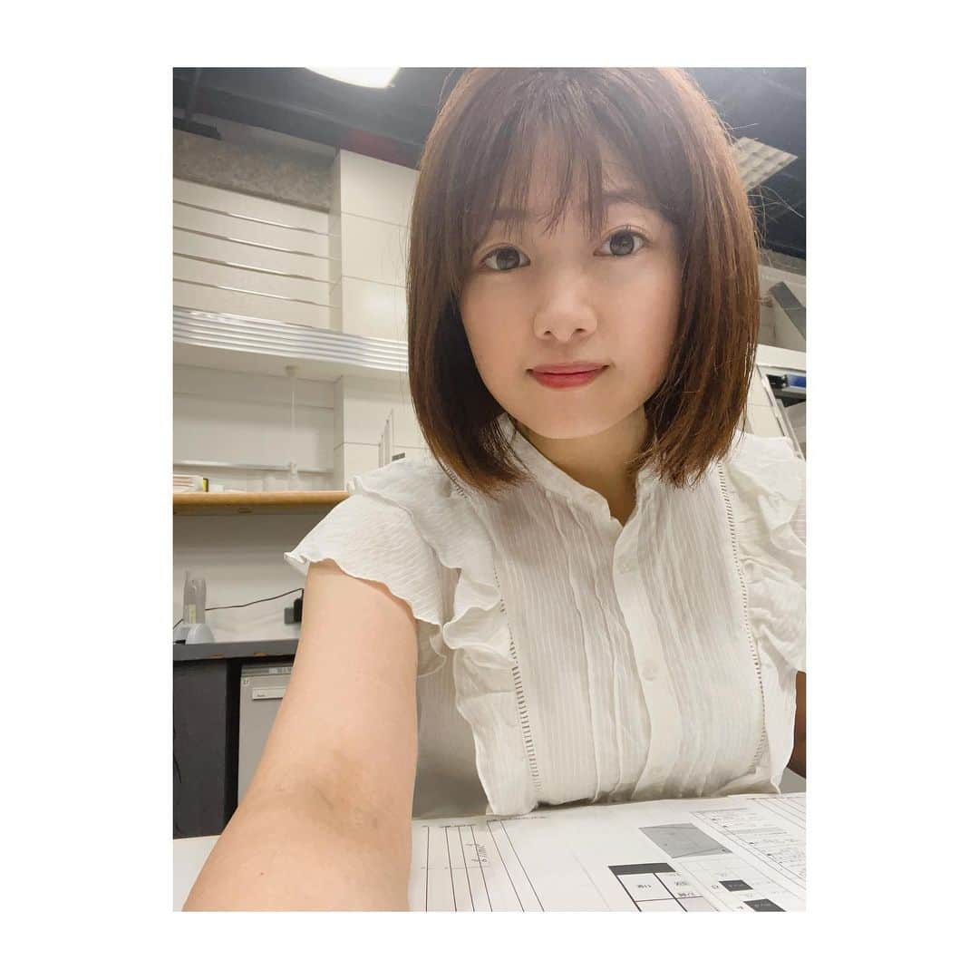 川崎優さんのインスタグラム写真 - (川崎優Instagram)「. . 夜中に、FBSの報道フロアで誰にも気づかれずコッソリ撮った写真です📷 コソコソ📷  バリはやの時、毎日1時半に出勤してなにしてるのー？と言われますが、原稿を下読みして下調べやなんやらかんやらして、ご飯をもぐもぐ食べてメイクして衣装を着て、コメンテーターさん用のお菓子をコソッと拝借してもぐもぐ食べて打ち合わせをしていたら…  あっっ…👩‍🦲  というまに5時20分になっとります笑  毎朝バリはやの人たちに会えるのを楽しみに出勤しているのですが、うれしくてぺちゃくちゃ喋りすぎないように 気をつけねばいけません。 バリはやの人たちは夜中から元気で陽気でよう喋る人たちばかりなのです。  エンタメコーナーの打ち合わせが息抜きです！ 気は抜いてませんよ👩🏼‍🦱✨  来週もぜひみてくださいね！」8月26日 12時18分 - yuu__noir