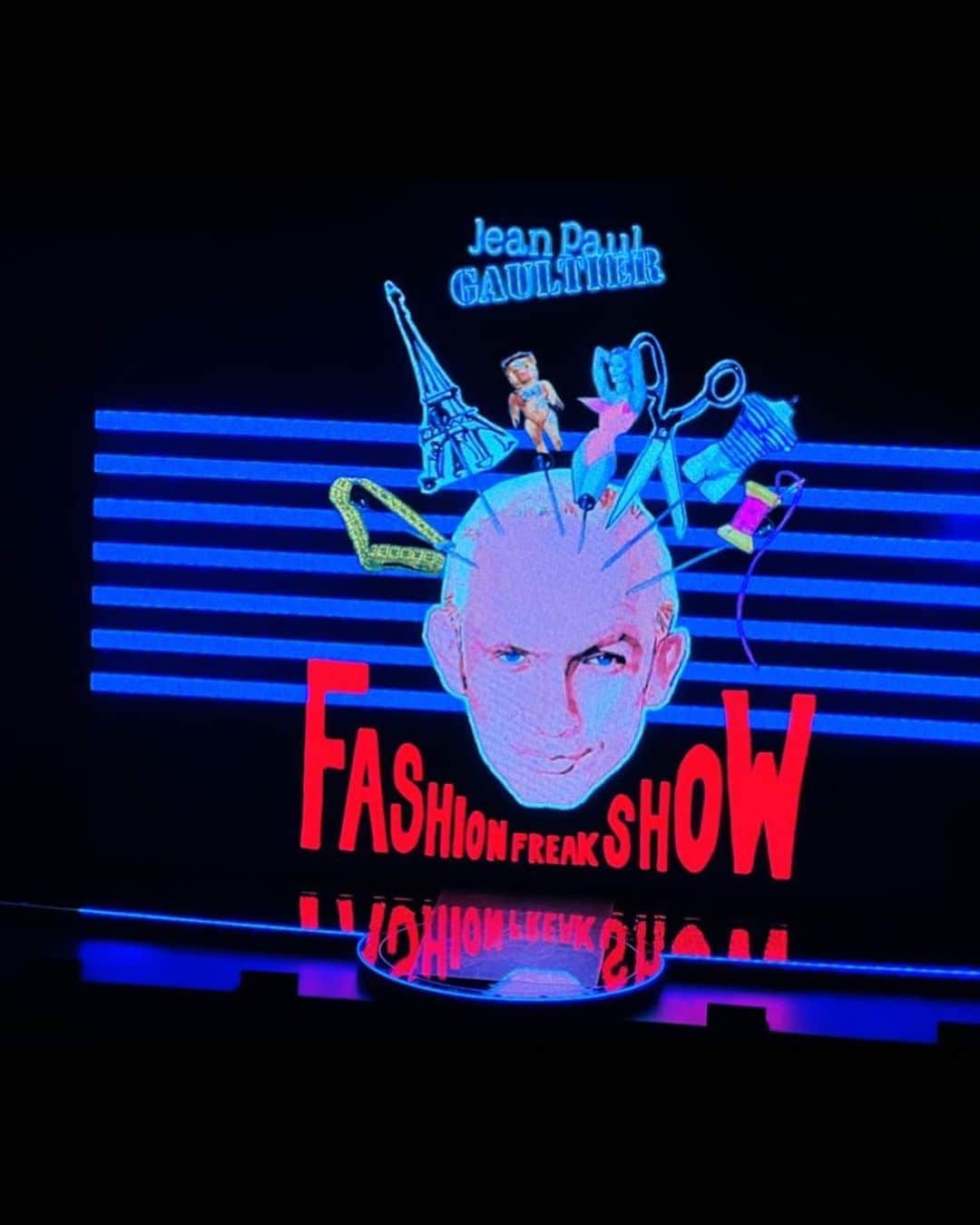 平野綾さんのインスタグラム写真 - (平野綾Instagram)「9月29日より全国公開となるドキュメンタリー映画 『ジャンポール・ゴルチエのファッション狂騒劇』 (原題：Jean Paul Gaultier : Freak & Chic) を、ひと足先に鑑賞させていただきました！ ⁡ ⁡ パリやロンドン公演を皮切りにヨーロッパで30万人を動員した舞台の裏側を2年間密着したドキュメンタリー映画。 今年5月〜6月には東京・大阪公演もあり、 完全プライベートで観劇に行ったところ今回お声掛けいただきました。 ⁡ 自叙伝エンタテインメント『ファッション・フリーク・ショー』を観劇した時の鳥肌と、 自分の枠からはみ出たインスピレーションまでをも掻き立てられる感覚が蘇り、震えました。 ⁡ ⁡ 「"違い"とは特別であることだ。 誰もがフリーク。美は至るところにある。」 ージャンポール・ゴルチエ ⁡ 待って。 この映画、フリークのプロフェッショナル達が高次元すぎる会話とクオリティでクリエイティブする、 奇跡の瞬間の数々ばっかりが詰まってる！ ⁡ 映像作品とはいえ、 なんて素晴らしい瞬間に立ち合わせてもらえてるんだ…。 ⁡ 名言だらけの贅沢すぎるドキュメンタリーです。 ⁡ ⁡ ⁡ #ジャンポールゴルチエのファッション狂騒劇 #jeanpaulgaultierfreakandchic」8月26日 12時18分 - a_ya.hirano