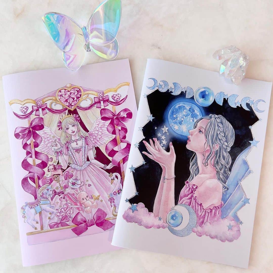 miminekoのインスタグラム：「❤️オラクルカード二次先行予約のお知らせ❤️ ⁡ 以前お知らせしました、 miminekoオリジナル天然石オラクルカード 「Angelic Crystal Oracle Cards」 は、予約販売数を超えたため予約終了しておりましたが、コメントやDM等でご予約を見逃してしまった方から先行予約再開のリクエストを沢山頂いておりました。 ⁡ ですので、思いきって二次予約を行いたいと思います！🌈 予約限定のノートブックも引き続きプレゼントさせて頂きます💓 ⁡ 気になる方はANGELICAサイトをチェックして下さいね☺️ ⁡ ⁡ 【二次先行予約期間】 2023年8月26日〜9月18日 （一定の数量に達した場合は、期間中でも販売を中止させて頂きます） ⁡ 【発送】 2023年10月上旬予定 ⁡ 【ご予約受付】 ANGELICAサイト 「ANGELICA mimineko」で検索してみて下さいね💓 ⁡ 【Angelic Crystal Oracle Cards】 ⁡ ・天然石がお好きな方 ・天然石ともっと会話したい方 ・カードリーディングを始めてみたい方 ⁡ そのような、初心者の方からプロの方まで、どなたでも簡単に天然石のメッセージを受け取れるカードに仕上げました。 ⁡ 天然石の精霊は全部で40人。 完全オリジナルの描き下ろしのカードです。 天然石の持つ意味や不思議な力を大切に、美しい絵に込めました。 御守りとして持ち歩いたり飾るのもオススメです。 ⁡ 天然石の精霊は色とりどりで、個性豊か。インスピレーションを受け取りやすいデザインとなっております。 ガイドブックにはオラクルカードの始め方も詳細に説明しているので、初めての方でも安心して始められます。 ⁡ 【ご予約限定特典】 今回ご予約して下さった方全員に限定ノートブックもプレゼント致します。 ノートはピンクダイヤモンドとムーンストーンの2種類。 オラクルカード一点につき、どちらかお一つを一緒にお送りします。 ⁡ ・オラクルカードの練習帳として…♡ ・自己対話ノートとして…♡ ・お願い事ノートとして…♡ ・大切な人との交換日記として…♡ ⁡ 様々にご使用頂けるノートです。 （ノートの種類は選ぶことができません。ご了承下さい。） ⁡ ⁡ 皆様と一緒にカードを使えることを楽しみにしております🐰💓」