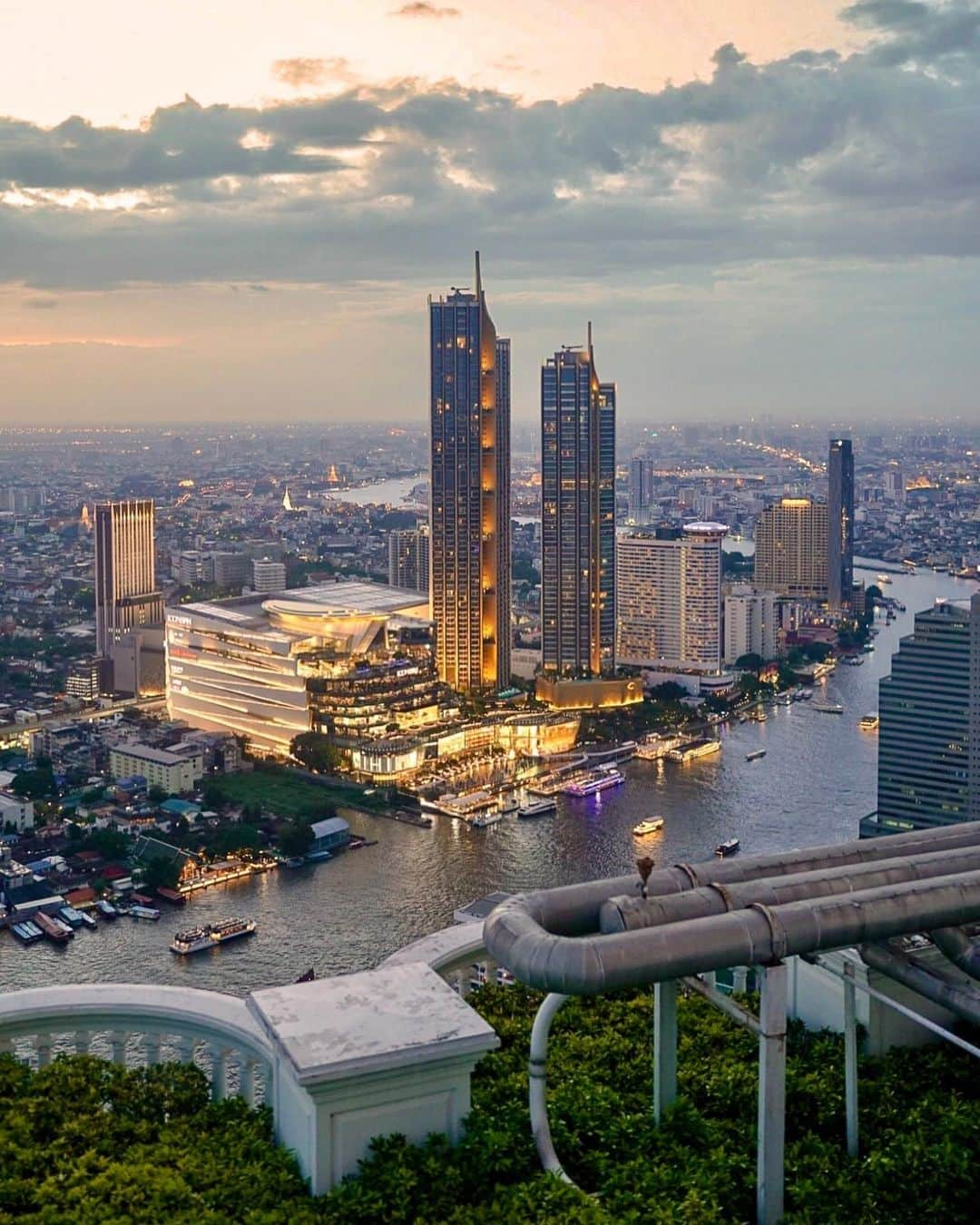 羽石杏奈のインスタグラム：「a view of Bangkok city.. 🇹🇭✨  #amazingthailand #skybarbangkok #lebua #bangkok #thailandtravel #writeyourown2023」