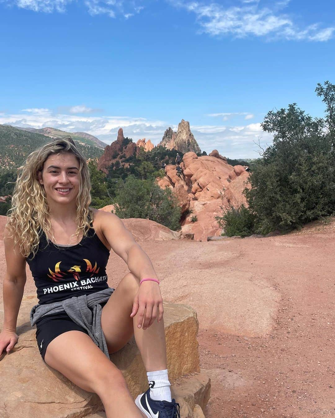 ヘレン・マロウリスのインスタグラム：「📍Garden of the Gods, Colorado #campisdone #enjoyingtheview」