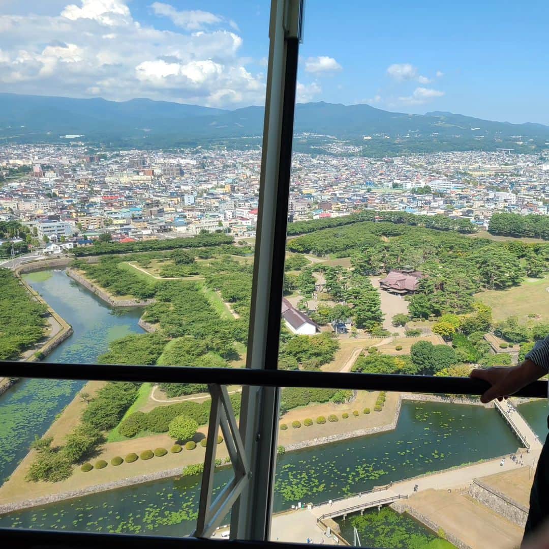 床嶋佳子さんのインスタグラム写真 - (床嶋佳子Instagram)「昨日函館に移動してきてまず五稜郭へ行きました！  本日は朝市で食事をしてロープウェイで函館山に行って来ました‼️  しかし今年の北海道は暑い🥵💦30℃を越える日は年間3.4日だそうですが、今年は連続で続いているそうです。💦💦」8月26日 12時24分 - yoshiko.tokoshima