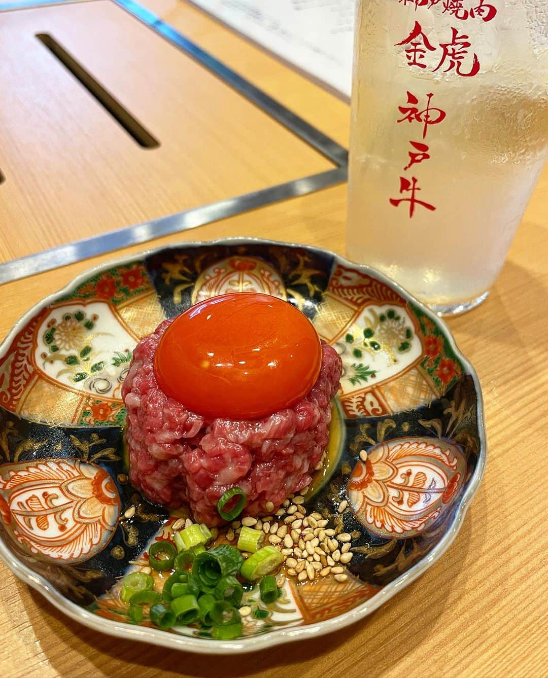 HANAさんのインスタグラム写真 - (HANAInstagram)「． ． 本物の神戸牛を堪能できる焼肉屋 【  金虎 】さんに行ってきたよ🐮♥️ ･ 一頭買いしているそうで年間生産量3000~5000頭 しかない神戸ビーフをリーズナブルに食べれるの🥹 金虎さんはその中でも希少な雌牛のみの提供✨ それがコースは10000円〜で神コスパ！！ ･ お肉が本当に上質で柔らかいの、、😭✨✨ お肉の旨みがぎゅっとつまってて噛む度幸せな気持ちに🥹 ･ ユッケもとろとろ至高すぎた🥰 お肉の旨みとタレがとっても合ってて最高✨ ずっと美味しい〜って言いながら食べてた😂💞💞 ･ お肉以外のメニューも全部美味しかった！ ズッキーニのナムルやキャベツのキムチとか 変わり種も盛り合わせにあったんだけど すっごく美味しかった♡♡♡ ･ すだち冷麺は神戸牛出汁100%🐮✨ お酢だと風味が飛んじゃうからすだちをかけるんだって✨ こだわりがすごい😍😍！ ･ 金虎さんは正式に神戸牛を提供することが認められていて 入り口には但馬牛証明書がズラーっと 並んでて安心出来る優良店✨✨ ･  ⋈ ･････････････････････････ ⋈  🐄 神戸焼肉 金虎  📍 東京都新宿区高田馬場1-32-13マリンビル1F  ☎ 050-5570-2516  🚶‍♀️ 高田馬場駅から徒歩5分  ⋈ ･････････････････････････ ⋈  PR @kanetora_kobebeef #高田馬場グルメ #新宿焼肉 #新宿ディナー #新宿デート #飯田橋焼肉 #神戸焼肉金虎 #高田馬場焼肉」8月26日 12時27分 - hnmr__100