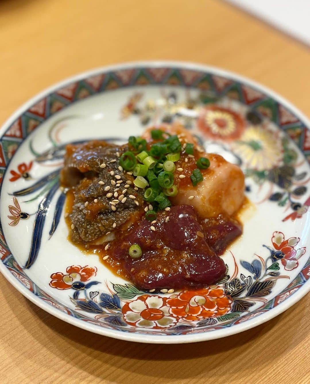 HANAさんのインスタグラム写真 - (HANAInstagram)「． ． 本物の神戸牛を堪能できる焼肉屋 【  金虎 】さんに行ってきたよ🐮♥️ ･ 一頭買いしているそうで年間生産量3000~5000頭 しかない神戸ビーフをリーズナブルに食べれるの🥹 金虎さんはその中でも希少な雌牛のみの提供✨ それがコースは10000円〜で神コスパ！！ ･ お肉が本当に上質で柔らかいの、、😭✨✨ お肉の旨みがぎゅっとつまってて噛む度幸せな気持ちに🥹 ･ ユッケもとろとろ至高すぎた🥰 お肉の旨みとタレがとっても合ってて最高✨ ずっと美味しい〜って言いながら食べてた😂💞💞 ･ お肉以外のメニューも全部美味しかった！ ズッキーニのナムルやキャベツのキムチとか 変わり種も盛り合わせにあったんだけど すっごく美味しかった♡♡♡ ･ すだち冷麺は神戸牛出汁100%🐮✨ お酢だと風味が飛んじゃうからすだちをかけるんだって✨ こだわりがすごい😍😍！ ･ 金虎さんは正式に神戸牛を提供することが認められていて 入り口には但馬牛証明書がズラーっと 並んでて安心出来る優良店✨✨ ･  ⋈ ･････････････････････････ ⋈  🐄 神戸焼肉 金虎  📍 東京都新宿区高田馬場1-32-13マリンビル1F  ☎ 050-5570-2516  🚶‍♀️ 高田馬場駅から徒歩5分  ⋈ ･････････････････････････ ⋈  PR @kanetora_kobebeef #高田馬場グルメ #新宿焼肉 #新宿ディナー #新宿デート #飯田橋焼肉 #神戸焼肉金虎 #高田馬場焼肉」8月26日 12時27分 - hnmr__100