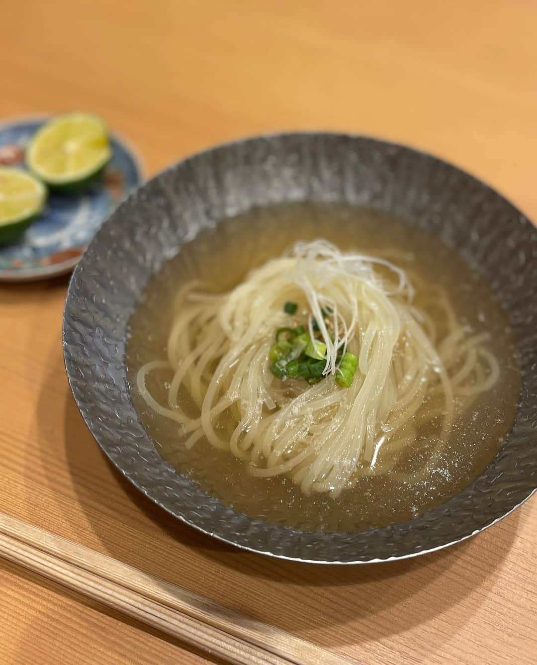 HANAさんのインスタグラム写真 - (HANAInstagram)「． ． 本物の神戸牛を堪能できる焼肉屋 【  金虎 】さんに行ってきたよ🐮♥️ ･ 一頭買いしているそうで年間生産量3000~5000頭 しかない神戸ビーフをリーズナブルに食べれるの🥹 金虎さんはその中でも希少な雌牛のみの提供✨ それがコースは10000円〜で神コスパ！！ ･ お肉が本当に上質で柔らかいの、、😭✨✨ お肉の旨みがぎゅっとつまってて噛む度幸せな気持ちに🥹 ･ ユッケもとろとろ至高すぎた🥰 お肉の旨みとタレがとっても合ってて最高✨ ずっと美味しい〜って言いながら食べてた😂💞💞 ･ お肉以外のメニューも全部美味しかった！ ズッキーニのナムルやキャベツのキムチとか 変わり種も盛り合わせにあったんだけど すっごく美味しかった♡♡♡ ･ すだち冷麺は神戸牛出汁100%🐮✨ お酢だと風味が飛んじゃうからすだちをかけるんだって✨ こだわりがすごい😍😍！ ･ 金虎さんは正式に神戸牛を提供することが認められていて 入り口には但馬牛証明書がズラーっと 並んでて安心出来る優良店✨✨ ･  ⋈ ･････････････････････････ ⋈  🐄 神戸焼肉 金虎  📍 東京都新宿区高田馬場1-32-13マリンビル1F  ☎ 050-5570-2516  🚶‍♀️ 高田馬場駅から徒歩5分  ⋈ ･････････････････････････ ⋈  PR @kanetora_kobebeef #高田馬場グルメ #新宿焼肉 #新宿ディナー #新宿デート #飯田橋焼肉 #神戸焼肉金虎 #高田馬場焼肉」8月26日 12時27分 - hnmr__100