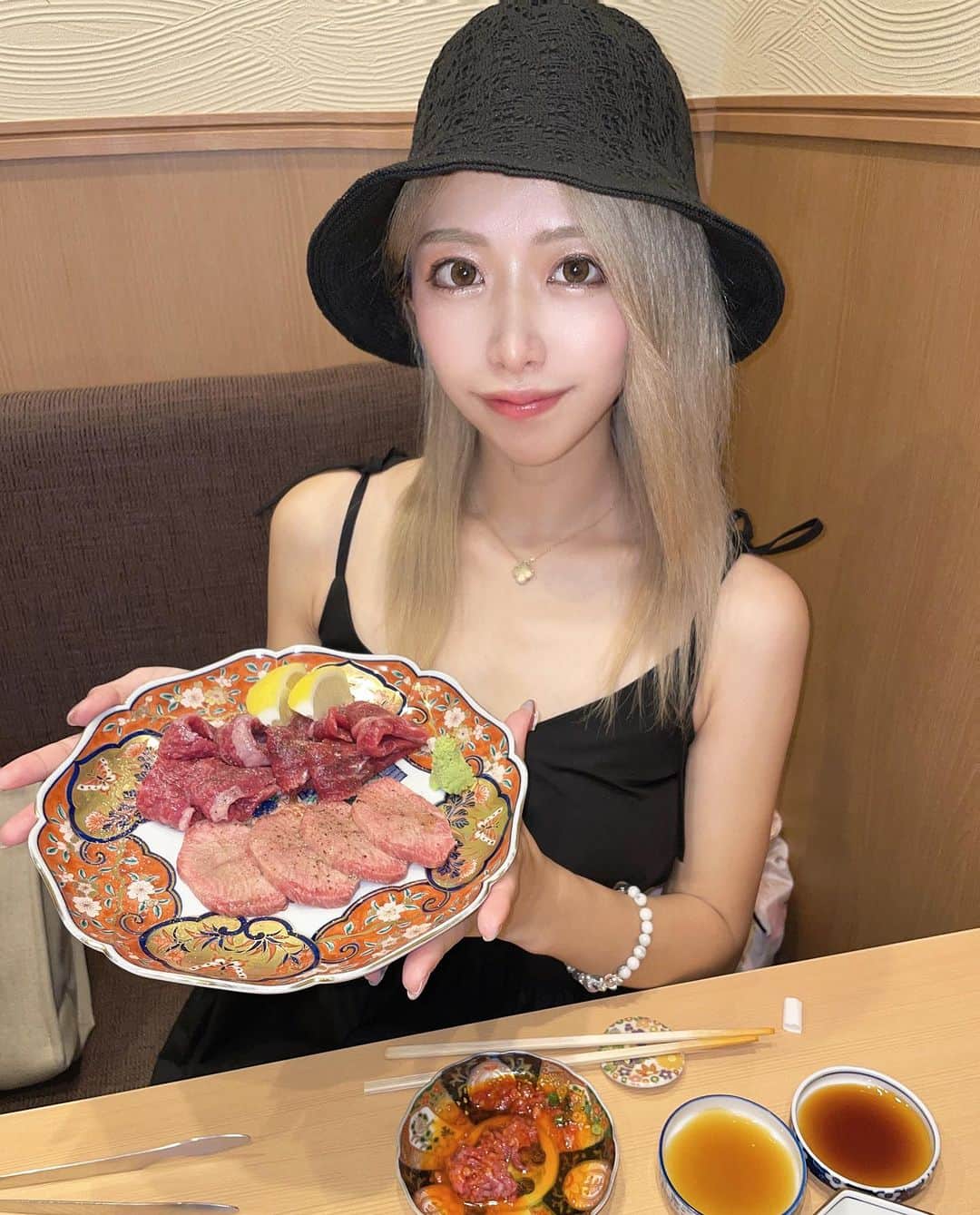 HANAのインスタグラム：「． ． 本物の神戸牛を堪能できる焼肉屋 【  金虎 】さんに行ってきたよ🐮♥️ ･ 一頭買いしているそうで年間生産量3000~5000頭 しかない神戸ビーフをリーズナブルに食べれるの🥹 金虎さんはその中でも希少な雌牛のみの提供✨ それがコースは10000円〜で神コスパ！！ ･ お肉が本当に上質で柔らかいの、、😭✨✨ お肉の旨みがぎゅっとつまってて噛む度幸せな気持ちに🥹 ･ ユッケもとろとろ至高すぎた🥰 お肉の旨みとタレがとっても合ってて最高✨ ずっと美味しい〜って言いながら食べてた😂💞💞 ･ お肉以外のメニューも全部美味しかった！ ズッキーニのナムルやキャベツのキムチとか 変わり種も盛り合わせにあったんだけど すっごく美味しかった♡♡♡ ･ すだち冷麺は神戸牛出汁100%🐮✨ お酢だと風味が飛んじゃうからすだちをかけるんだって✨ こだわりがすごい😍😍！ ･ 金虎さんは正式に神戸牛を提供することが認められていて 入り口には但馬牛証明書がズラーっと 並んでて安心出来る優良店✨✨ ･  ⋈ ･････････････････････････ ⋈  🐄 神戸焼肉 金虎  📍 東京都新宿区高田馬場1-32-13マリンビル1F  ☎ 050-5570-2516  🚶‍♀️ 高田馬場駅から徒歩5分  ⋈ ･････････････････････････ ⋈  PR @kanetora_kobebeef #高田馬場グルメ #新宿焼肉 #新宿ディナー #新宿デート #飯田橋焼肉 #神戸焼肉金虎 #高田馬場焼肉」