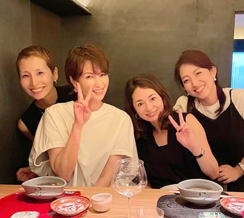 涼紫央のインスタグラム：「楽しいお食事会。 何度写真を撮っても私がスキンヘッドに見えるらしい…^ ^」