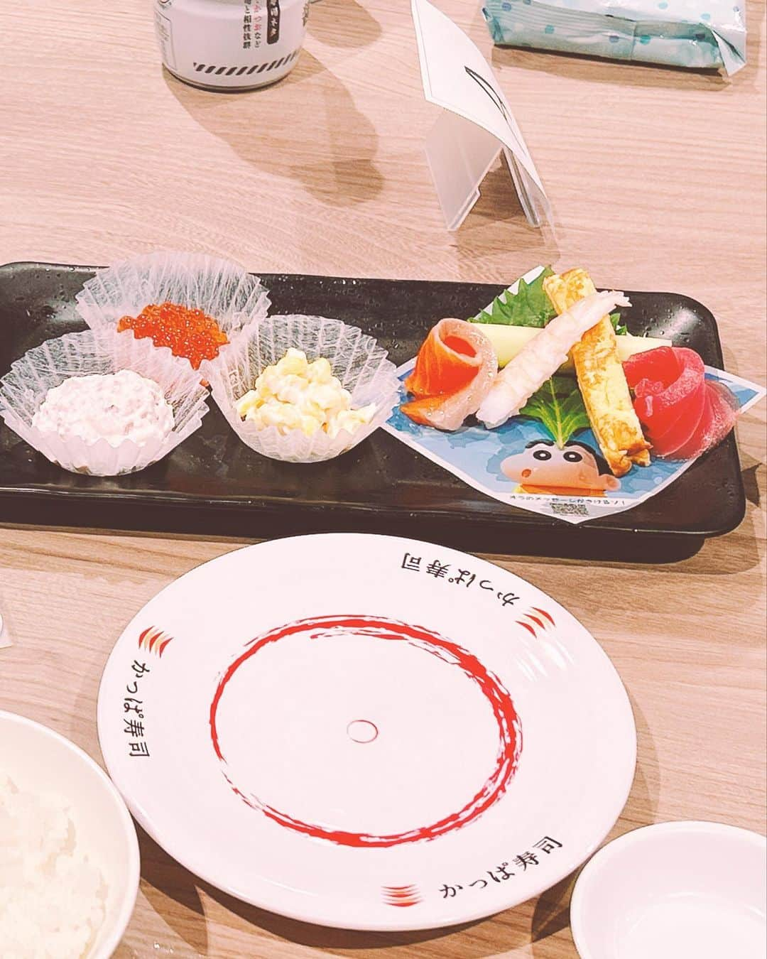 satomiさんのインスタグラム写真 - (satomiInstagram)「🍣👨🐟 ・ かっぱ寿司🐟🍣 8/23から始まる注目フェア&新商品の先行試食会にきたよ✏️ ・ 今日は映画クレヨンしんちゃんとコラボした手巻き寿司を試食させて頂きました！自分で好きな具材で作ったり食べられたり楽しい！チロルチョコ監修のケーキもあったりお寿司意外でも楽しめるよ🫶 ・ 『かっぱの100円祭り』では100円で厳選されたネタをたべられるので凄くお得だよ☺️ ・ 春日部にも住んでたのでしんちゃんには愛着あります笑♡ 映画も見たいな🎞️  #pr #インフルエンサーワークス #かっぱ #寿司 #回転寿司 #クレヨンしんちゃん #かっぱ寿司 #スイーツ @kappa.sushi   #回転寿司 #映画好きな人と繋がりたい  #映画 #手巻き寿司  #ガチャガチャ  #sushi  #チロルチョコ  #チョコレートケーキ  #鮨 #春日部」8月26日 12時39分 - saatoomii47