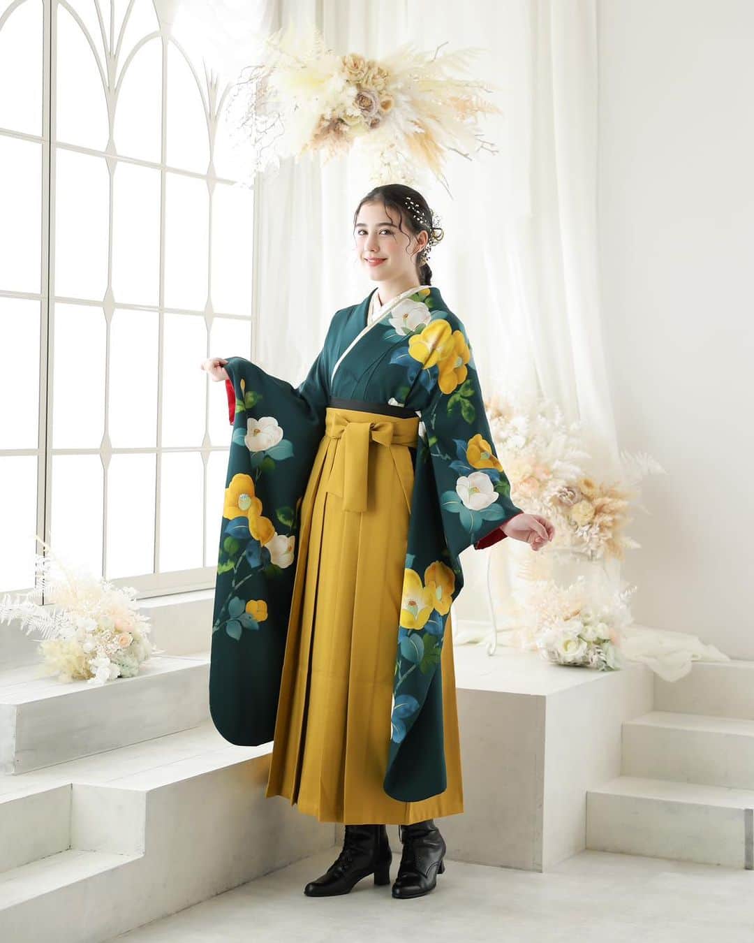 フォトスタジオタートルさんのインスタグラム写真 - (フォトスタジオタートルInstagram)「卒業袴は自分らしさを存分に🤩  シックな着物からイマドキのナチュラルカラーの袴まで 各店バリエーション豊かに取り揃えております💐  人気のモノはご予約が埋まりやすいので 式のお日にちがわかった方はお早めに 衣装見学だけでもお越しください🌱  大学生の方はヘアセットもお嬢様の お好きな髪型でアレンジできるため 個性を出せる楽しみの１つですよね💗!  ハーフアップや編み下ろしの定番から 今年は金箔や髪飾りで差をつけるヘアも大人気✨ どんな髪型か迷う方もお気軽にスタッフに ご相談ください🥰  【スタジオ撮影のみもOK✌︎】 式典で卒業袴を着ない方でも 袴姿のお写真を記念に残しませんか？  詳細はホームページよりcheck💡 @photostudio_turtle  #卒業袴 #卒業式袴 #袴 #卒業 #卒業式  #フォトスタジオタートル #ヘアアレンジ  #金箔  #金箔へあ  #水引 #袴ヘア  #袴ヘアアレンジ」8月26日 12時39分 - photostudio_turtle