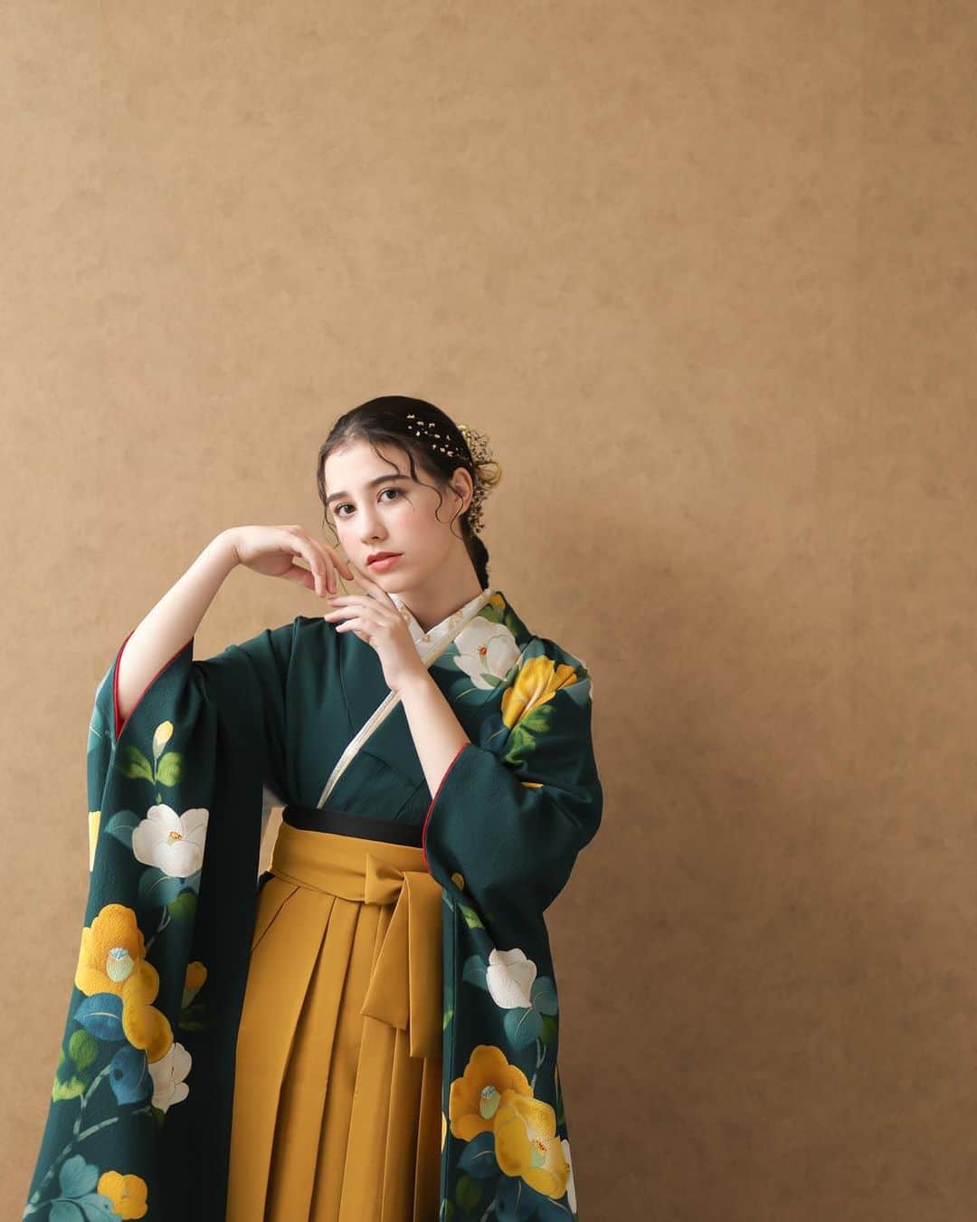 フォトスタジオタートルさんのインスタグラム写真 - (フォトスタジオタートルInstagram)「卒業袴は自分らしさを存分に🤩  シックな着物からイマドキのナチュラルカラーの袴まで 各店バリエーション豊かに取り揃えております💐  人気のモノはご予約が埋まりやすいので 式のお日にちがわかった方はお早めに 衣装見学だけでもお越しください🌱  大学生の方はヘアセットもお嬢様の お好きな髪型でアレンジできるため 個性を出せる楽しみの１つですよね💗!  ハーフアップや編み下ろしの定番から 今年は金箔や髪飾りで差をつけるヘアも大人気✨ どんな髪型か迷う方もお気軽にスタッフに ご相談ください🥰  【スタジオ撮影のみもOK✌︎】 式典で卒業袴を着ない方でも 袴姿のお写真を記念に残しませんか？  詳細はホームページよりcheck💡 @photostudio_turtle  #卒業袴 #卒業式袴 #袴 #卒業 #卒業式  #フォトスタジオタートル #ヘアアレンジ  #金箔  #金箔へあ  #水引 #袴ヘア  #袴ヘアアレンジ」8月26日 12時39分 - photostudio_turtle