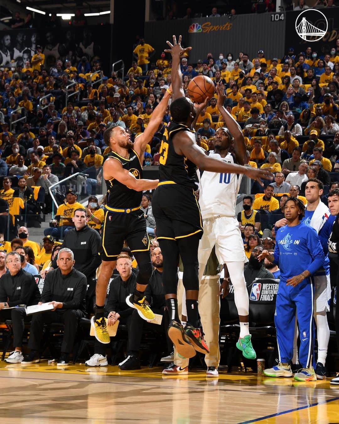 ゴールデンステート・ウォリアーズのインスタグラム：「Teamwork. Dreamwork.   #DubsDefenseWeek」