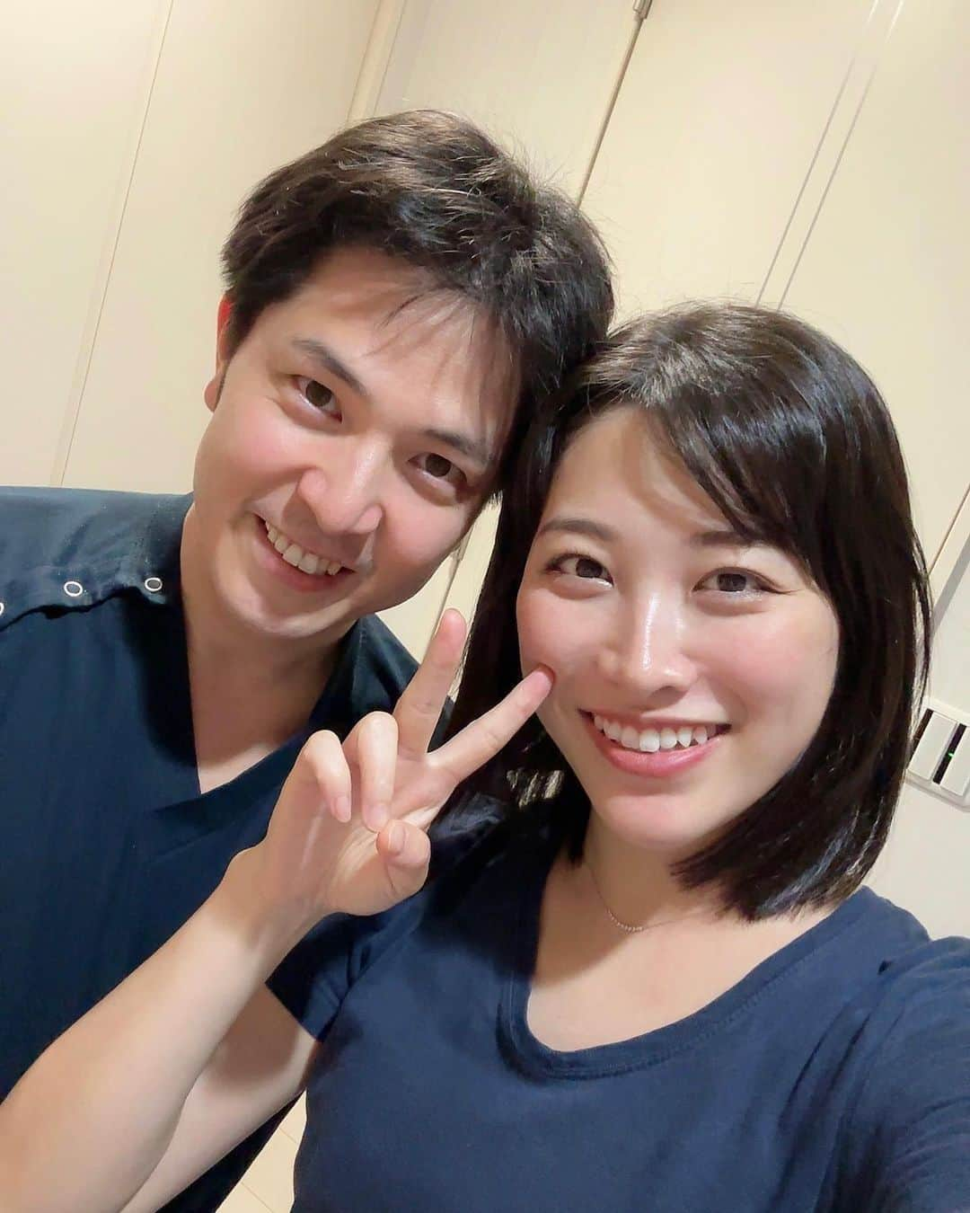 春原未来のインスタグラム：「あえて音声消さず,声もこのまま使う🤣🤣  大阪梅田,堂山町にある 美容整体・カイロ 小顔 骨盤 姿勢矯正専門サロン サプリ 大阪梅田店！( @sapuri.umeda ) やっと再訪叶いましたー😆✨️  ここはボキッと鳴らしたり,グイグイ施術することなく,ゆるーくさするような施術で効果を出しちゃうすごい整体！  私が行った日もお客様3人いらっしゃいました😳金曜日夜,そりゃあ疲れてますよね🥲  今回も院長先生にやってもらったよー✌️ 前よりも全身かたくなってるって言われた。そうなんです😭運動量増えたし身体酷使してるのですー😭😭  左手を上げたいのにストッパーがついてるかのごとく動きが悪くて…それをたった1回の施術でここまで良くしてくれました🥹  院長的には「はぁ…そのぐらいか…」(4つめの動画参照)と言っているけど,限られた時間でここまでしてくれるのすごいですから👊💥  また大阪行く時に寄りますね😊🧡  The man next to me is an osteopath.  #春原未来 #梅田整体 #堂山町 #美容整体師 #大阪カイロプラクティック #姿勢矯正  #四十肩五十肩 #野球肩 #ホットペッパービューティー掲載中 #梅田駅近 #痛くない整体」