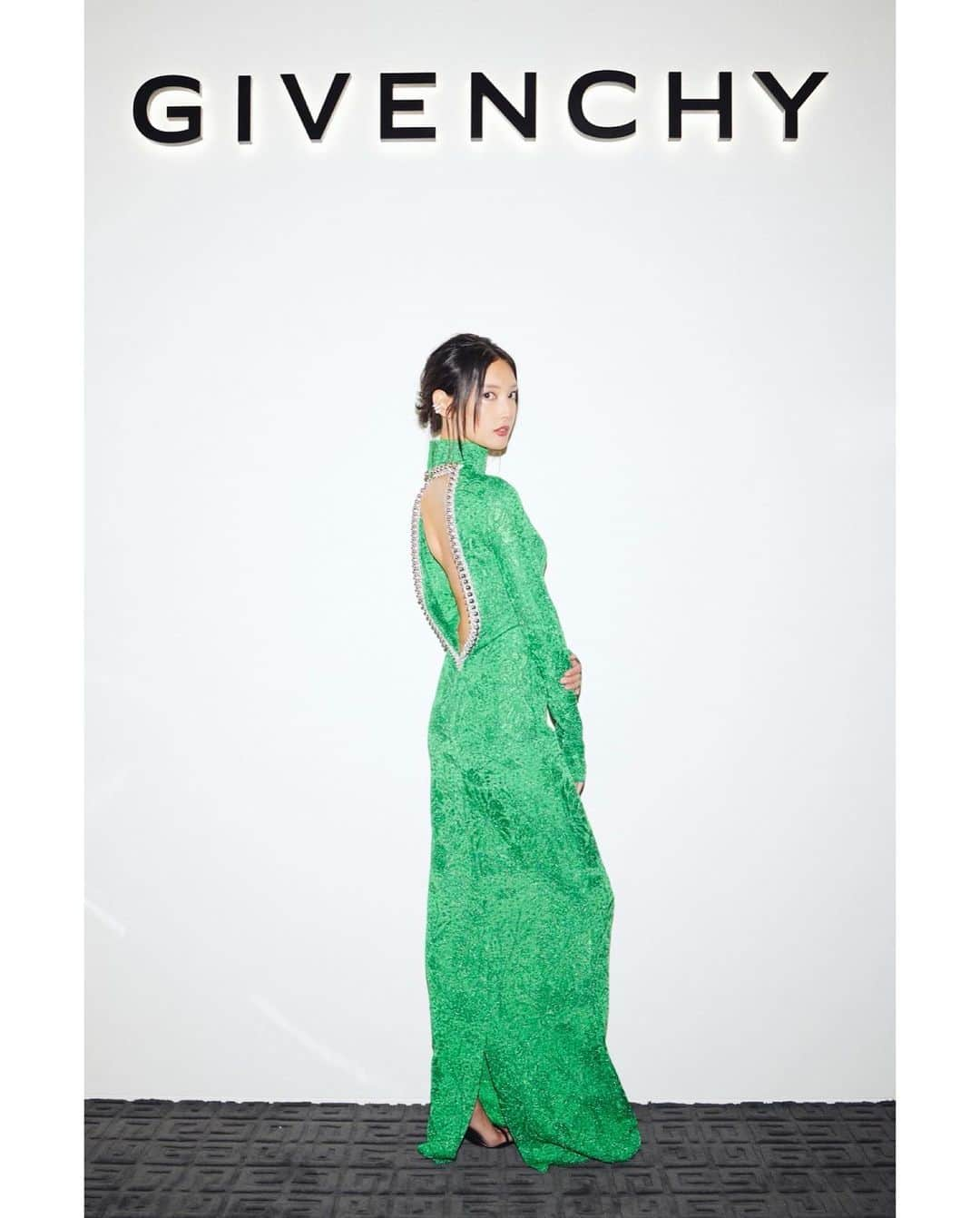 菜々緒さんのインスタグラム写真 - (菜々緒Instagram)「GIVENCHY GINZA SIX  New open💚  @givenchy @matthewmwilliams #GIVENCHYGSIX #givenchyfamily」8月26日 12時57分 - nanao_official