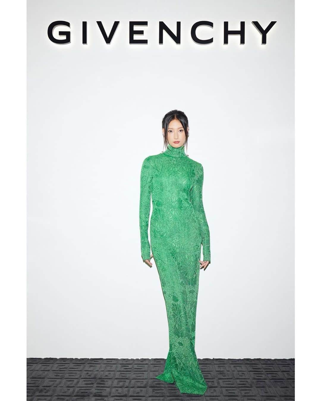 菜々緒のインスタグラム：「GIVENCHY GINZA SIX  New open💚  @givenchy @matthewmwilliams #GIVENCHYGSIX #givenchyfamily」