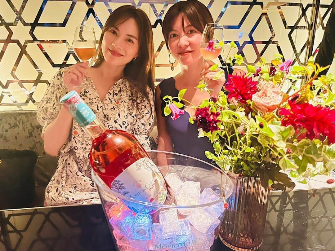 安座間美優さんのインスタグラム写真 - (安座間美優Instagram)「🍷🍷🍷 　 先日、バロン・フィリップ・ド・ロスチャイルド社の アイコニックなワイン「ムートン・カデ」の上級シリーズ 『ムートン・カデ・レゼルヴ・シリーズ』の試飲会に ご招待していただきました。 　  アペラシオンごとに異なるワインの違いを、 それぞれに合わせたお食事共にペアリングで。 　  どれもとても美味しかったですが、特に好みだったのは 黒毛和牛のタルタルと一緒にいただいた、 サン・テミリオンかなぁ  やっぱり大好きな生肉と赤ワインの相性は最高でした❤️ 　  生肉と同じくらい大好物の生牡蠣と合わせていた 白ワインのグラーヴ・ブランもよかったぁ🤍  　 ワイン、そしてペアリングが大好きな私にとっては ものすごく贅沢なひと時でした✨ 　  #MoutonCadet#wine#bordeaux#bordeauxwine#ムートンカデ#ワイン#ボルドー#グラーヴブラン#サンテミリオン」8月26日 12時55分 - mew_azama