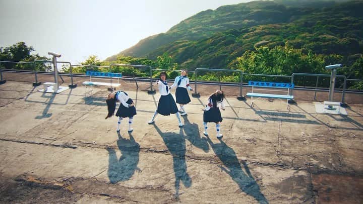 新しい学校のリーダーズのインスタグラム：「マ人間 MANINGEN ▶️ Dance Video (Drone ver.) Out now on YouTube!! Choreography by us !  作詞作曲: jon-YAKITORY 振付: 新しい学校のリーダーズ  MV監督: 吉川エリ　   https://youtu.be/GB2utbUmhjU?si=TvXeOsZIfzcsk6Mt」