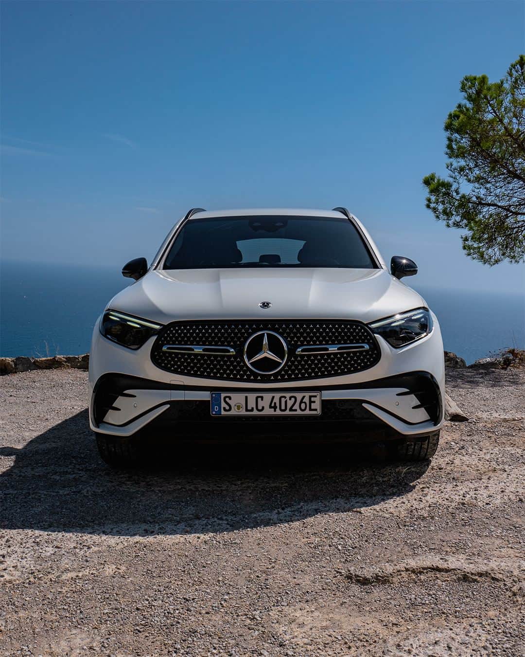 Mercedes-Benz Thailandのインスタグラム：「เติมเต็มประสบการณ์แห่งการขับขี่ในสุดสัปดาห์นี้กับ THE NEW GLC SUV Plug-in hybrid รถยนต์อเนกประสงค์ที่พร้อมให้คุณออกเดินทางไปผจญภัยได้อย่างอิสระ ด้วยกระจังหน้า Star pattern ดีไซน์ใหม่ภายใต้แนวคิด Sensual purity ที่เน้นสัดส่วนได้อย่างสมบูรณ์แบบมาพร้อม DIGITAL LIGHT ไฟหน้าดีไซน์ใหม่ให้ความปลอดภัยสูงที่มอบความปลอดภัยให้คุณได้ทุกการเดินทาง  *อุปกรณ์บางส่วนในภาพอาจแตกต่างจากที่จำหน่ายจริง โปรดตรวจสอบรายการอุปกรณ์ของรถยนต์แต่ละรุ่นที่ผู้จำหน่ายฯ อย่างเป็นทางการทั่วประเทศ​​  📷 _jf_films (IG) for #MBcreator  #GLC #SUV #PlungInHybrid #MercedesBenz #MercedesBenzThailand」