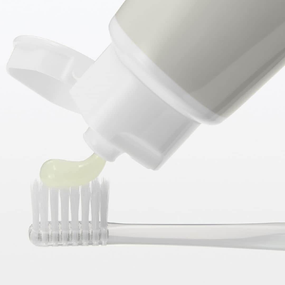 無印良品さんのインスタグラム写真 - (無印良品Instagram)「毎日の歯磨きでホワイトニングケアを。『薬用ホワイトニング歯みがき粉』 - 着色汚れの原因を取り除き、白く健康的な歯へ導く歯みがき粉です。  歯の質を強くさせ、溶けにくい歯にするとともに、細菌による酸の生成を抑え、虫歯の予防効果も期待できます。  旅行先や外出時には、持ち運びに便利な携帯用サイズがおすすめです。 - #無印良品 #MUJI #ホワイトニング歯磨き粉 #歯磨き粉 #ホワイトニング #オーラルケア #セルフホワイトニング #白い歯」8月26日 13時00分 - muji_global