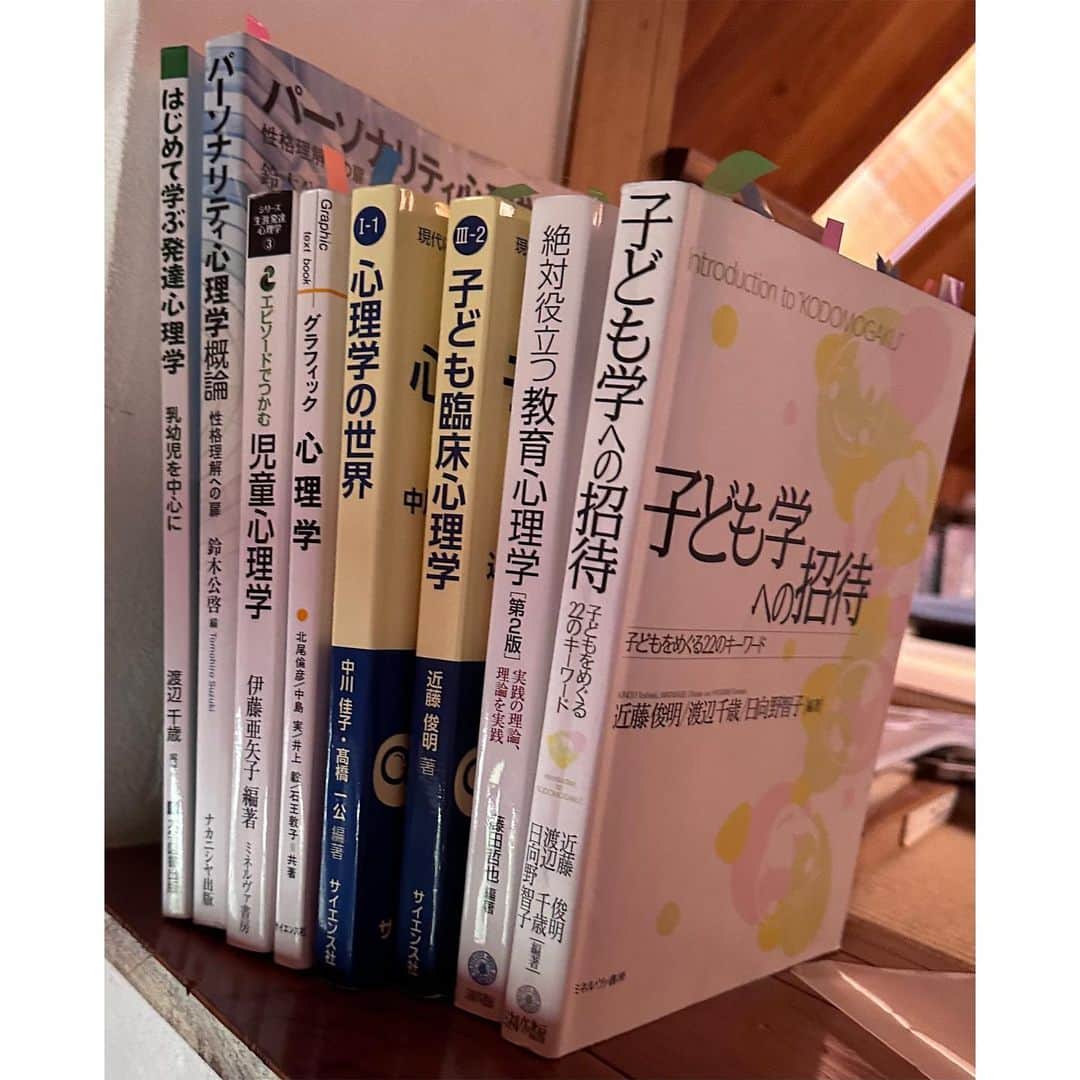 つるの剛士のインスタグラム：「本日、上半期（4ターム）8教科の試験を無事全て終えました。 仕事の合間ペンを耳に引っ掛けて読んできたテキストたち。 付箋が物語るぜ。。 つか、こんなに隅々までテキスト読んだの初めてだ🤣 試験は大変だったけど興味深くて楽しかった。  というわけで、4月から2週間に一度容赦なくやってきていた試験も10月まで一旦おやすみ。 次の下半期の4タームに向けて履修計画をたてます。 今のところ無事に全ての単位落とさず来てますので引き続きがんばろーっと。  さ、9月のライブに向けてそろそろ歌モード🎤 あとは、釣り行ったり、バイク乗ったり、サーフィンしたり、、奥さんと2人っきりで結婚20th旅行いったり。。  楽しみ満載だぜ。ヘヴィメタル🤘」