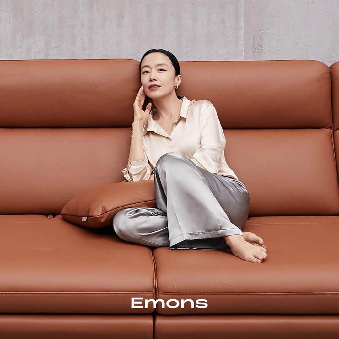 チョン・ドヨンさんのインスタグラム写真 - (チョン・ドヨンInstagram)「에몬스 도연❤️ . . #전도연 #에몬스 @emons_furniture #언제나떴지만요즘더뜬 #에몬스여신 #Jeondoyeon」8月26日 13時13分 - doyeonnne