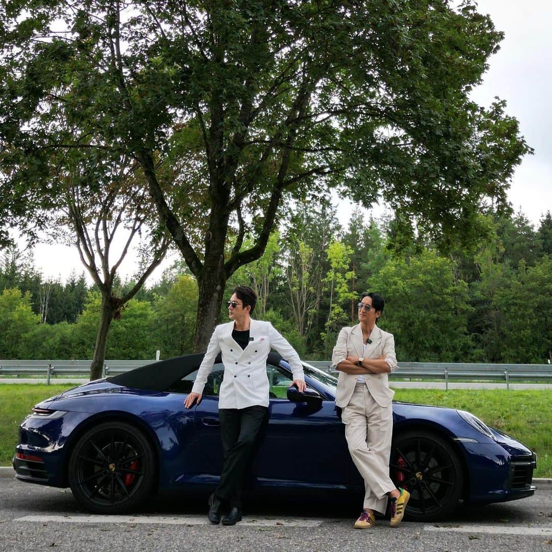 シン・ヒョンジュンさんのインスタグラム写真 - (シン・ヒョンジュンInstagram)「어느 이름도 모르는 무명배우와 함께🚙  Porsche 75th @pptmotortour」8月26日 13時21分 - _shinhyunjoon_