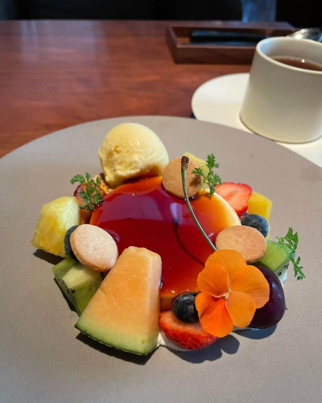 エリカ・セイラさんのインスタグラム写真 - (エリカ・セイラInstagram)「Vegan pudding a la mode at @hyattcentricginza 🍮🌱  #ヴィーガン #ベジタリアン #vegan #vegetarian #vegansweets  #アフタヌーンティー #インフルエンサー #ダイエット  #ヴィーガンスイーツ #ヴィーガンカフェ #ビーガン #東京グルメ #veganfood #銀座 #銀座グルメ #銀座ランチ #銀座カフェ #Ginza #hyattcentric #ハイアットセントリック銀座 #namiki667 #プリン #プリンアラモード #veganpudding #pudding #veganicecream #ginza #ホテルラウンジ #トレーニング女子 #フィットネス女子」8月26日 13時22分 - erica_sarah_