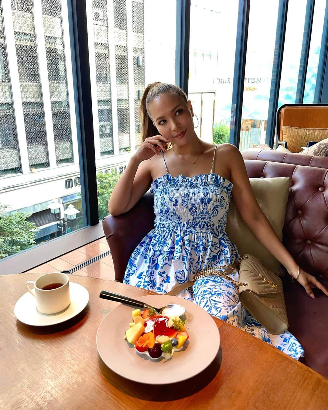 エリカ・セイラのインスタグラム：「Vegan pudding a la mode at @hyattcentricginza 🍮🌱  #ヴィーガン #ベジタリアン #vegan #vegetarian #vegansweets  #アフタヌーンティー #インフルエンサー #ダイエット  #ヴィーガンスイーツ #ヴィーガンカフェ #ビーガン #東京グルメ #veganfood #銀座 #銀座グルメ #銀座ランチ #銀座カフェ #Ginza #hyattcentric #ハイアットセントリック銀座 #namiki667 #プリン #プリンアラモード #veganpudding #pudding #veganicecream #ginza #ホテルラウンジ #トレーニング女子 #フィットネス女子」