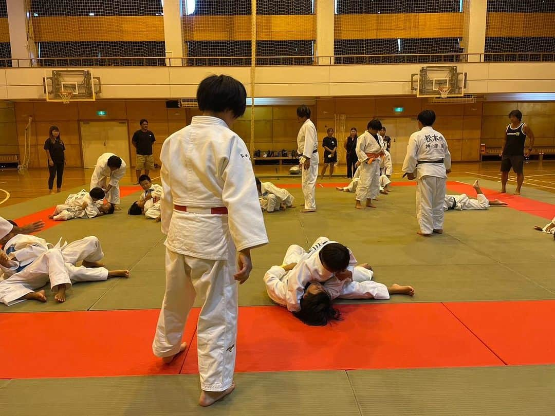 渡辺華奈さんのインスタグラム写真 - (渡辺華奈Instagram)「. 神津島柔道会さんにご縁があり、 8/24に後輩の中村美里と神津島で 小学生向けの柔道教室をさせて頂きました。 親御さん方は情熱的で、子供達は素直で可愛く 一生懸命でとても素敵な時間を過ごせました！！ 強くなる要素しかないと感じました✨ 柔道を嫌いにならずにずっと続けてほしい！！  そしてほとんど仕切ってくれた 中村の指導力、そして技に脱帽👏 私も勉強になりました。 オリンピックメダリストの一流の技に触れれた事は 子供達には一生の思い出になると思います。  神津島柔道会の方々には本当にお世話になり 柔道教室以外の時間も観光に連れて行っていただいたり、 めちゃくちゃはしゃいで夏らしい事が出来ました🥰 ありがとうございました！！！！  アソビ編はまた別で載せます😂笑 . .  I went to Kozushima with my friend Misato Nakamura to teach judo. Misato Nakamura is a great judoka and an Olympic medalist. It was such a fun day. I had a lot of fun playing. That story is for another post!  . . #神津島 #柔道教室 #神津島柔道会 #中村美里 #オリンピアン  #mma #mmafighter #judo #総合格闘技 #女子格闘家 #柔道  #筋肉女子」8月26日 13時27分 - kana_0821