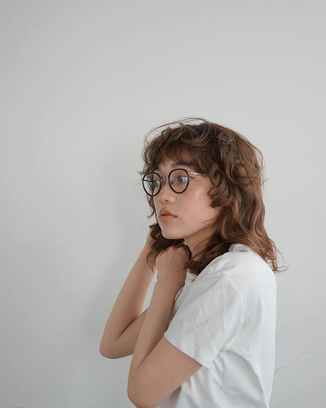 のインスタグラム：「@ropi__official  結んだらショートヘア、 ストレートも良いけど 今回へパーマをコロンコロンにかけてる  月の前半は渋谷、後半は二子玉川に出勤しています  ご予約はリンクのネット予約・店舗までご連絡ください  〈Shibuya〉 PHONE  03-6450-6032 東京都渋谷区渋谷1-11-3第1小山ビル-4F  〈kafla  futakotamagawa〉 PHONE  03-6431-0411 東京都世田谷区玉川2-15-13  #パーマモリアゲヨウカイ #パーマスタイル #くるくるパーマ #パーマ #パーマスタイル #ショートパーマ #マッシュショートパーマ #ウルフパーマ #ケアパーマ #ブリーチパーマ #スパイラルパーマ ＃黒髪パーマ」