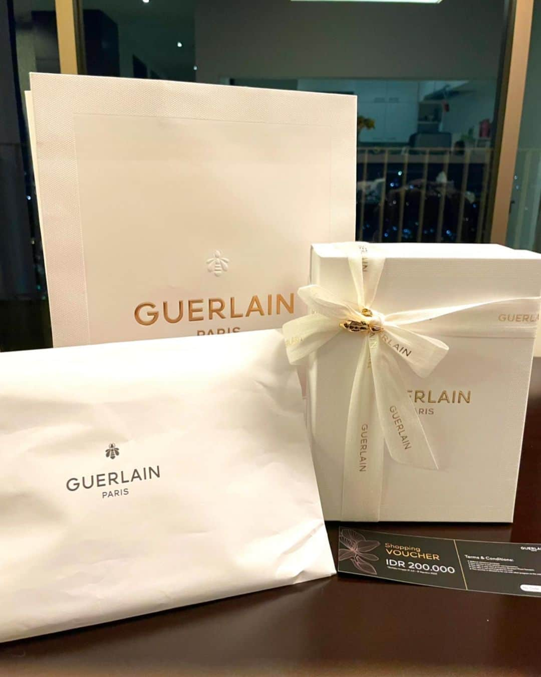 坂本奈津美さんのインスタグラム写真 - (坂本奈津美Instagram)「@guerlain とコラボレーションしたアフタヌーンティー🐝🤍 @peacockloungejkt @fairmontjakarta   ROSE CHERIEの香水はローズとアーモンドのうっとりするような香りでお気に入り🌹  ゲランの世界観を体感できたイベントでした🙌  #guerlain #guerlainparfumeur #peacocklounge #rosecherie #fairmont #fairmontjakarta #afternoontea #afternoonteajakarta #jakarta #indonesia #アフタヌーンティー #ゲラン #ジャカルタ #インドネシア #🫖 #🐝」8月26日 13時34分 - sakamoto_natsumi