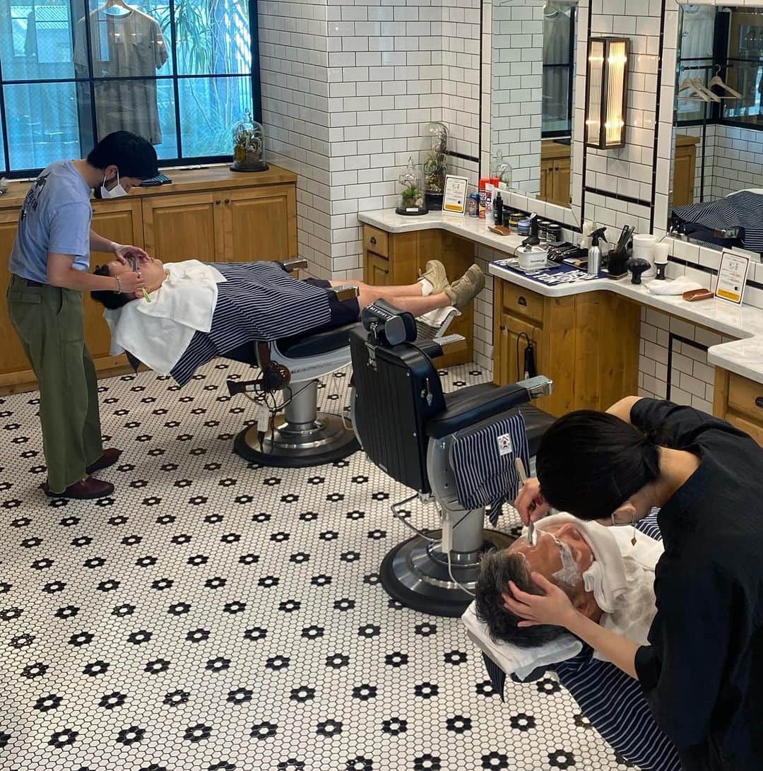 のインスタグラム：「. ⁡ FREEMANS SPORTING CLUB - NEWoMan YOKOHAMA BARBER💈  SHAVE ¥3,850 (tax incl)  #freemanssportingclub  #fscbarber  #barber  #barbershop  #mensgrooming  #yokohama  #newoman横浜 #shave  #mayuge」