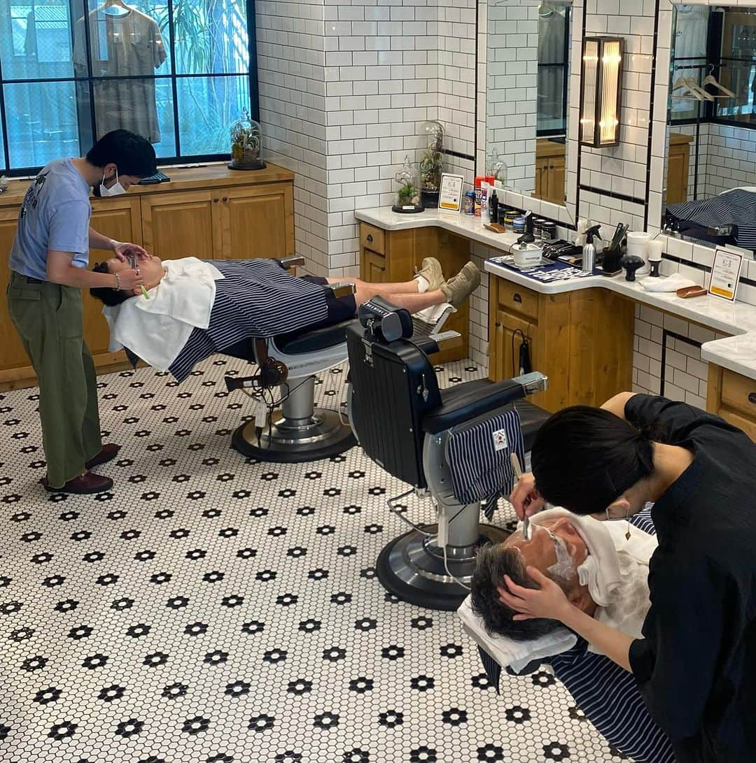 フリーマンズスポーティングクラブさんのインスタグラム写真 - (フリーマンズスポーティングクラブInstagram)「. ⁡ FREEMANS SPORTING CLUB - NEWoMan YOKOHAMA BARBER💈  SHAVE ¥3,850 (tax incl)  #freemanssportingclub  #fscbarber  #barber  #barbershop  #mensgrooming  #yokohama  #newoman横浜 #shave  #mayuge」8月26日 13時36分 - freemanssportingclub_jp