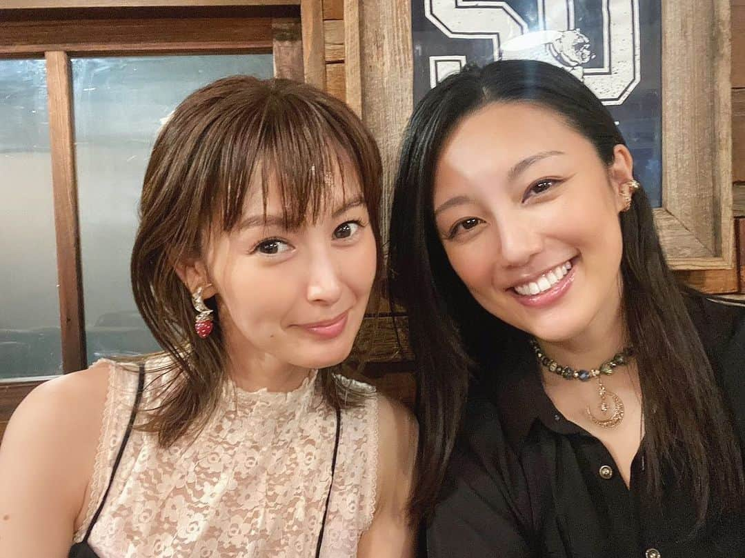 早瀬英里奈のインスタグラム：「✰６年振りに✰  記憶が正しければ“晴菜”と出会ったのは ２０代の前半頃だったはず…  当時同じ事務所だった後輩に 「姉さんの近所に幼馴染が住んでるから紹介するね！」と 紹介されたのが晴菜でした❁.:*  頻繁に会えている訳ではないけど 毎年連絡をくれる晴菜には本当に感謝でいっぱい✵✵✵  最後に会ったのが６年前だなんて信じられないけど！  思い出話しや近況報告  そして未来のことを話しに話したのに やっぱり6年分のことは語り尽くせない…  ということで 次回に続きます꙳✧˖°笑  とにかく急遽だったけど本当に会えて良かった˖°⌖꙳  楽しい時間をありがとう✵✵✵  次回は子供達とも会いたいな✯.｡.:*  #6年振り #出会い #20代 #楽しい時間 #大切な時間 #ありがとう #子供達  #早瀬英里奈 #erinahayase #erina」