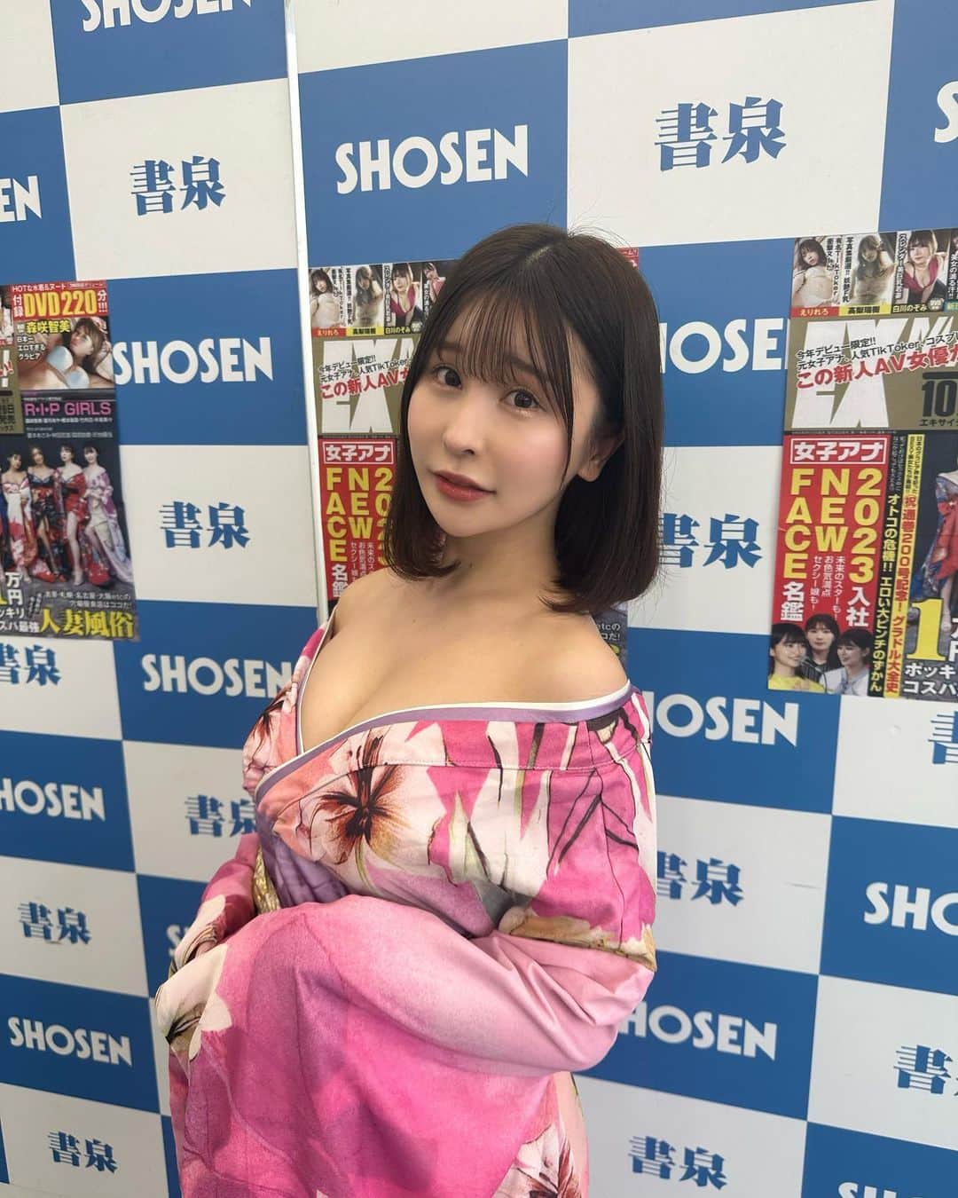 木南美々のインスタグラム：「⁡ ⁡ 本日はエキサイティングマックスさんの 発売イベントでした💗  花魁衣装を着せてもらいました 憧れの先輩方と一緒に‥本当嬉しかった！  そしてイベントに来てくださった方 ありがとうございました(灬´ ˘ `灬) ⁡ 雑誌はコンビニやネットなどで販売されていて 私もいろいろ載せてもらっているので、 ぜひぜひお手に取ってもらえたら嬉しいです✨ ⁡ #グラドル #グラビア #インスタグラビア #水着 #グラドル自画撮り部 #gruvure #bikini #bikinigirl #japanesegirl #ootd #followme」