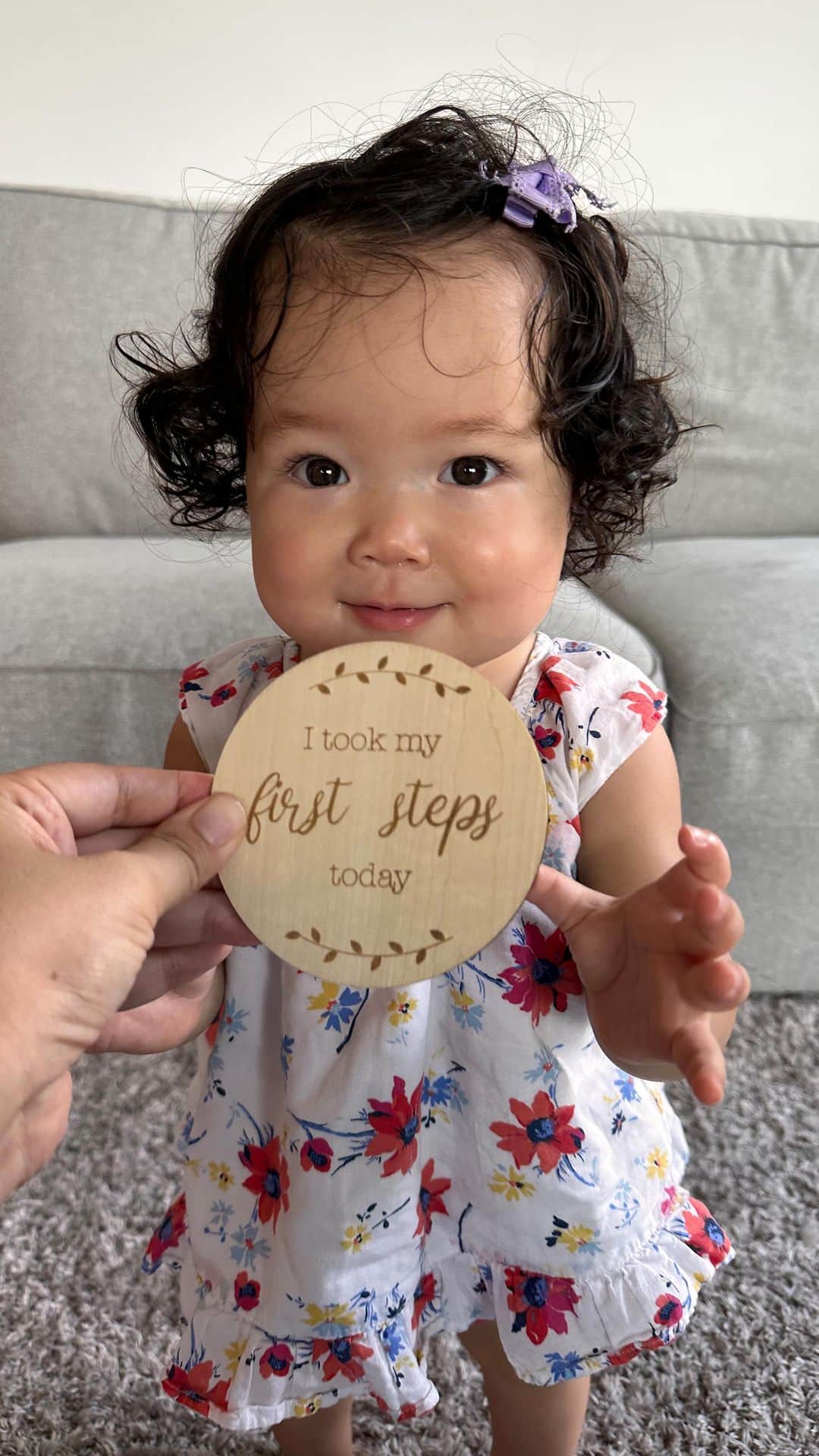 エリナ シルカのインスタグラム：「Her first steps 🥹🫶 すーさん歩きましたー！兄妹に見守られ歩いたすーさん。このあといきなり調子出てきてあっちこっち歩き回ってる😂  #babygirl #firststeps #11monthsold #momof4 #babysister」