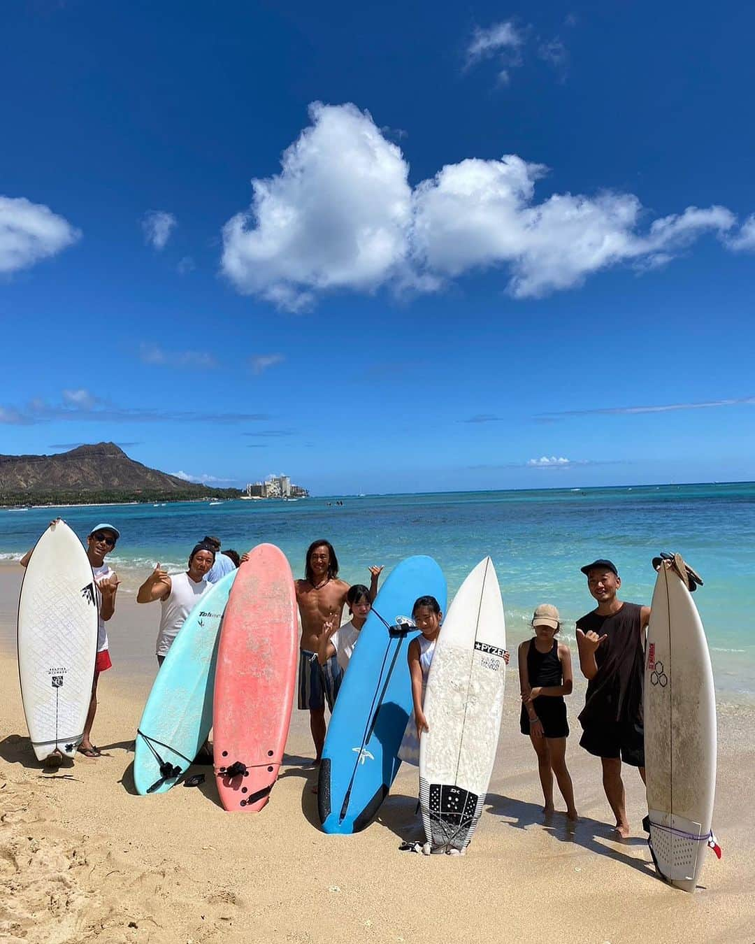 小堺大輔さんのインスタグラム写真 - (小堺大輔Instagram)「. ハワイは何年ぶりだったんだろう。  夏のハワイ。 毎日押し寄せるサウススウェルをたっぷり楽しめた10日間でした。  娘との海外も4年ぶり。  定宿のイリカイに泊まり、朝目覚めテラスで波チェック。 毎日娘と遊び 仲間とサーフィンして 久しぶりの夏のハワイを満喫出来ました。  北紺さんの還暦祝いの為に行ったお陰で、沢山の良い時間を頂きました。 @morihiko.kitakon   良き夏の思い出、 ありがとうございました。 そしておめでとうございました！」8月26日 13時51分 - daisuke_kosakai