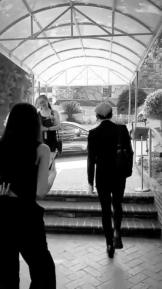 雅-MIYAVI-のインスタグラム：「Departure time.   #出発 #デッパツと読む #ぶっこみの雅」