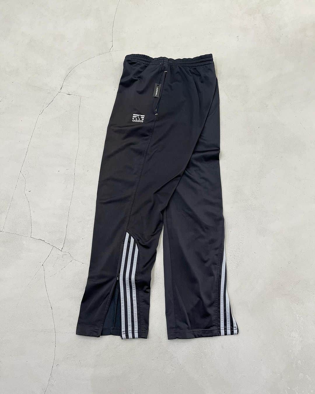 ジャムルのインスタグラム：「OPEN UNTIL 7:00PM .  #お問い合わせはお電話で承ります #jammru#adidas #osaka  #fashion  #streetstyle  #streetfashion  #vtg  #vintage  #used  #usedclothing  #古着 #古着屋 #ファッション #70s #80s #90s」