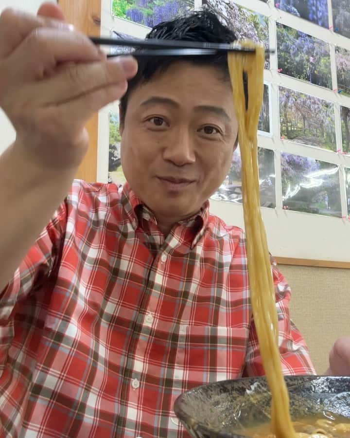 やのぱん（矢野ひろし）のインスタグラム：「皆んな大好き、 カレーうどん*\(^o^)/*  汗かいて、汗引いて、、 カレーうどん食べて、汗かいて。  スパイスの効いてる中に、お出汁の柔らかい味わいが、旨味をつくる！！ また、 麺がツルッとしてて、喉越し良く、 辛い旨味の中に、小麦の甘みも感じて、 バランス良く、、美味しいです♪  #ランチ　#カレー　#カレーうどん #出汁　#出汁カレー　#やのぱん #グルメ」
