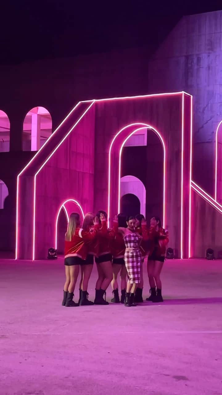 TWICEのインスタグラム：「#지효 에게 날 맡길 시간 💌🎵 It’s time to ‘Killin’ Me Good’ 🔫  #TWICE #트와이스 #JIHYO #ZONE #KillinMeGood」