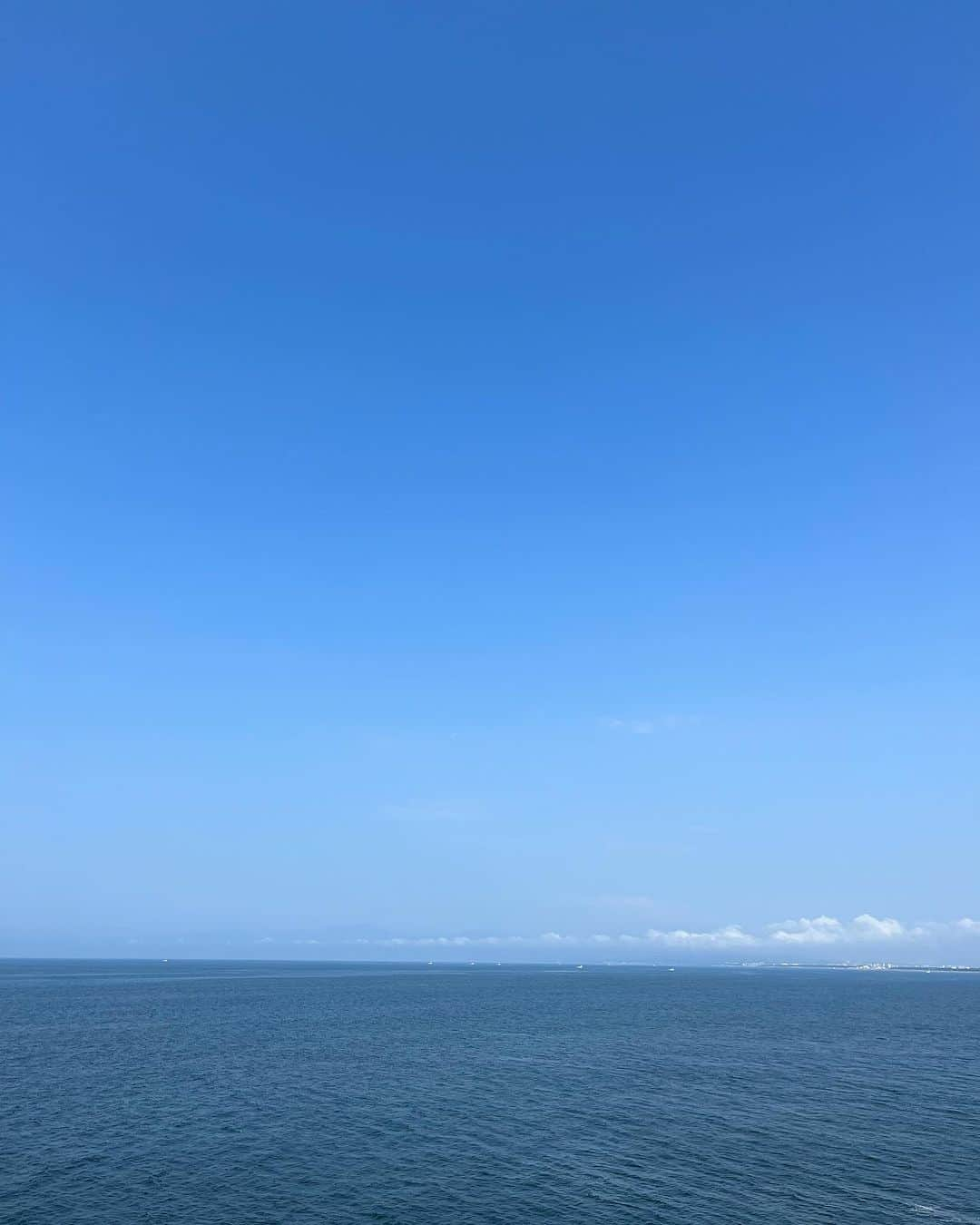 肘井美佳さんのインスタグラム写真 - (肘井美佳Instagram)「Just looking the sea is really healing...  新しい学校のリーダーズ、初のアリーナワンマン、追加席の抽選だ…と…！？  当たれ当たれ当たれ当たれ当たれ…  さて、写真は最近のロケでのひととき。  なかなか1人でボーッとする時間などなかったので、現場で海を見ながらの待ち時間に大きく感動しています。。  いいのだろうか。 頑張ろう。  #shooting #waiting #海はいい #文句なしにいい #リーダーズもいい #文句なしにいい #推し活 #沼」8月26日 14時05分 - mikahijii