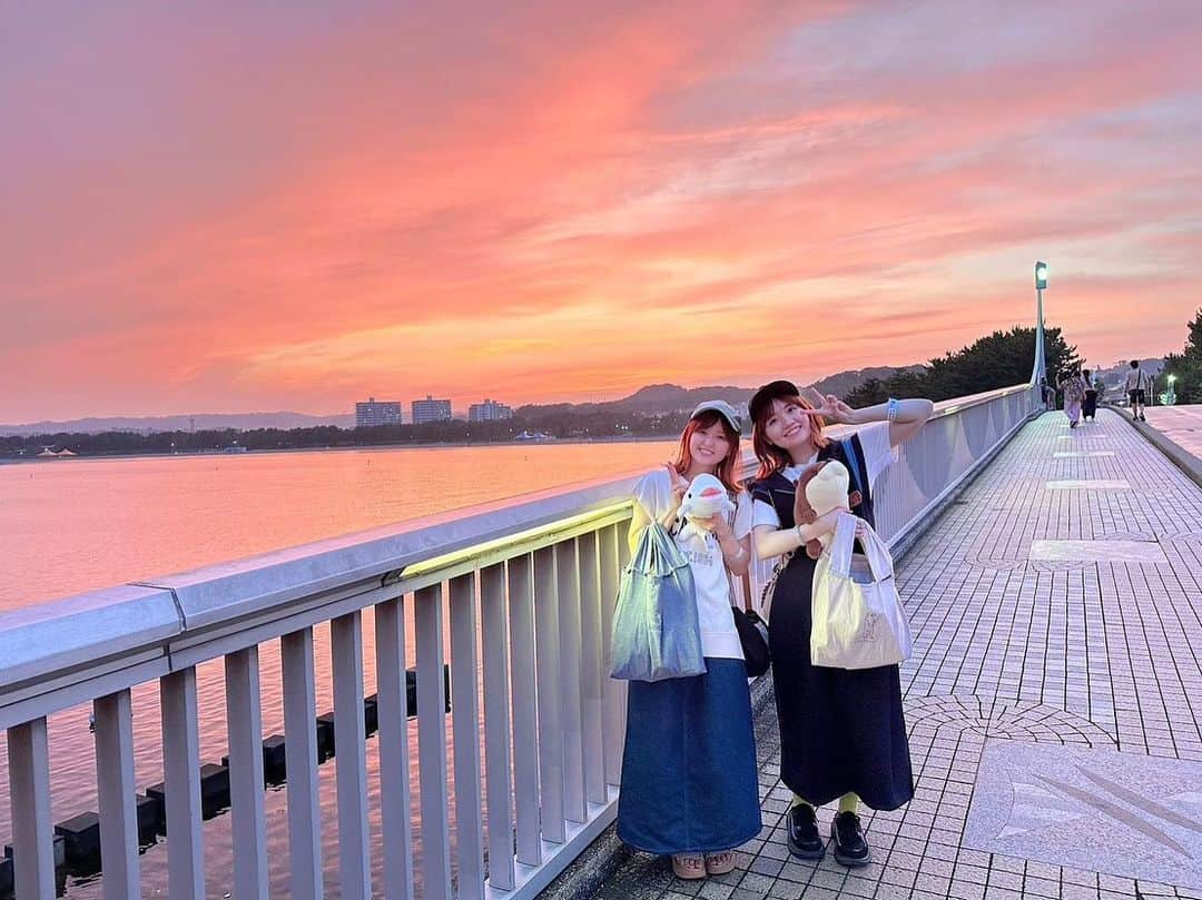 のぐちゆりさんのインスタグラム写真 - (のぐちゆりInstagram)「丸一日遊んで大満足の仁美ゆり。  今更すぎるけど 超良い写真なので載せる！  夕焼けきれい〜〜〜 シーパラ楽しかったな…また行きたいな…🐬🌟  #八景島シーパラダイス🐬  #ライザ #ライザのアトリエ」8月26日 14時16分 - chan_yuyu_ri