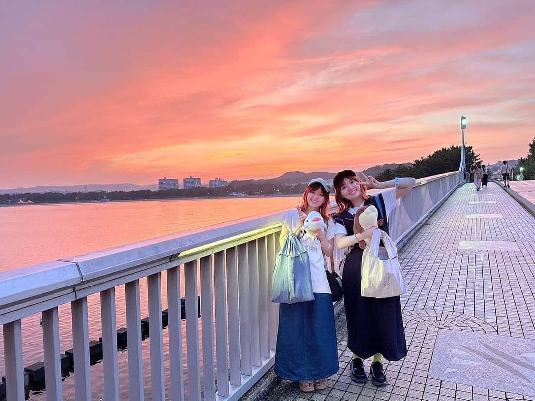 のぐちゆりのインスタグラム：「丸一日遊んで大満足の仁美ゆり。  今更すぎるけど 超良い写真なので載せる！  夕焼けきれい〜〜〜 シーパラ楽しかったな…また行きたいな…🐬🌟  #八景島シーパラダイス🐬  #ライザ #ライザのアトリエ」
