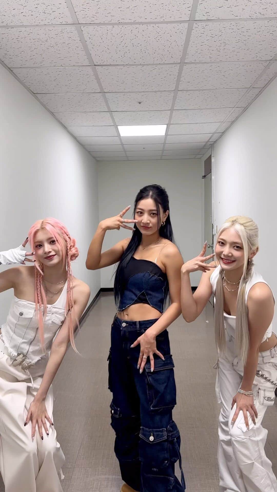 TWICEのインスタグラム：「#KillinMeGood Challenge with #EVERGLOW #에버글로우 #온다 #ONDA #이런 #YIREN   #TWICE #트와이스 #JIHYO #지효 #ZONE」