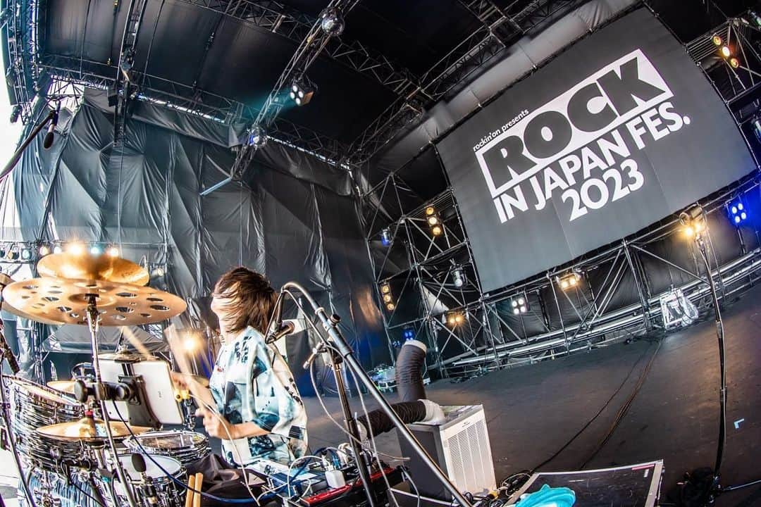 ハンブレッダーズさんのインスタグラム写真 - (ハンブレッダーズInstagram)「2023.08.06 ROCK IN JAPAN FES. 2023  #セトリ 1 銀河高速 2 THE SONG 3 カラオケ・サマーバケーション 4 フェイバリットソング 5 ワールドイズマイン 6 DAY DREAM BEAT  #ハンブレッダーズ #ハンブレ #RIJF2023 @rockinon_fes  photo @yusuke_mphoto」8月26日 14時33分 - humbreaders