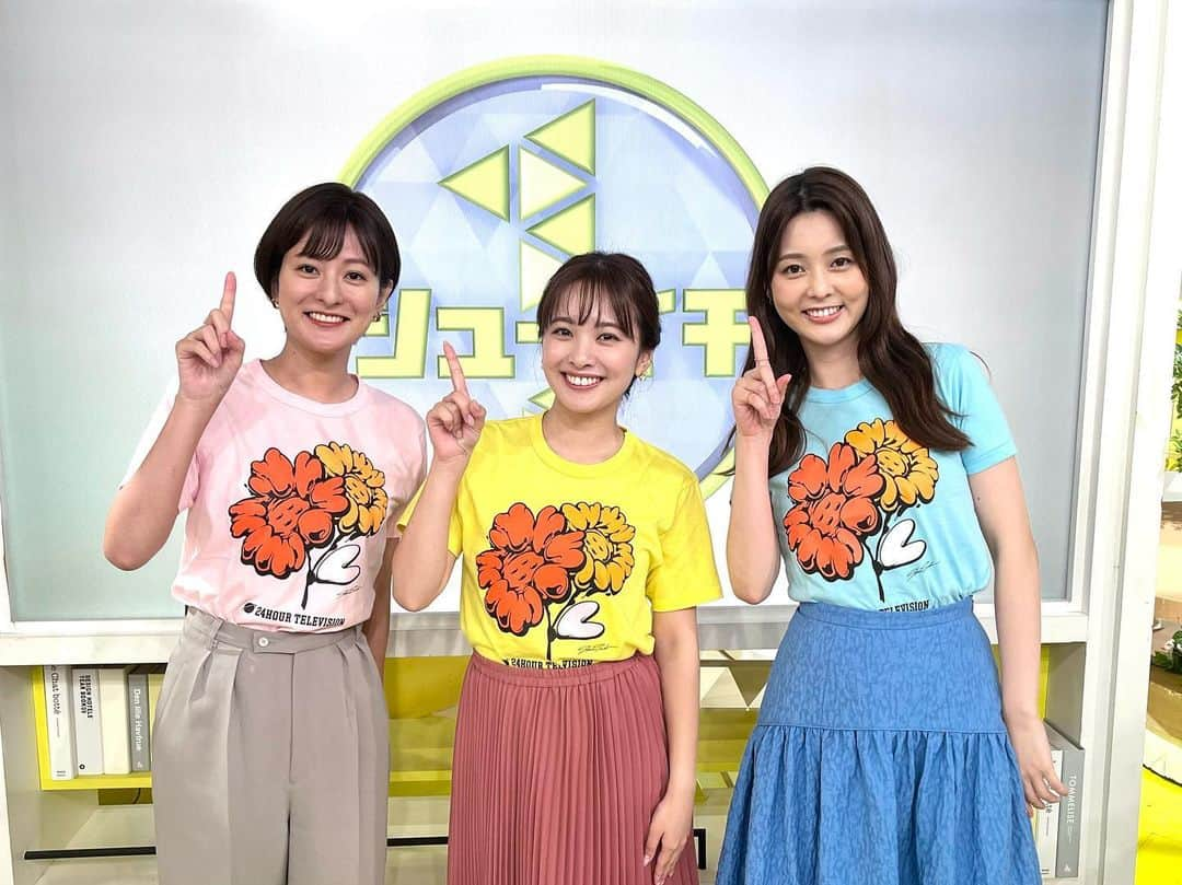 佐藤梨那のインスタグラム：「🩷💛🩵  24時間テレビまもなく…  明日のシューイチはお休みです🤍  のんびりしているねこたちと 家で24時間テレビを見ています🫶」